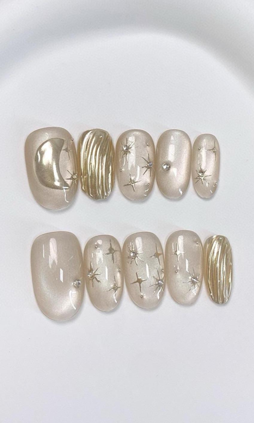 Lunar Glow Press On Nails Manicure/Reusable/ Medium Almond 20mm von Etsy - MYNAILPRESS