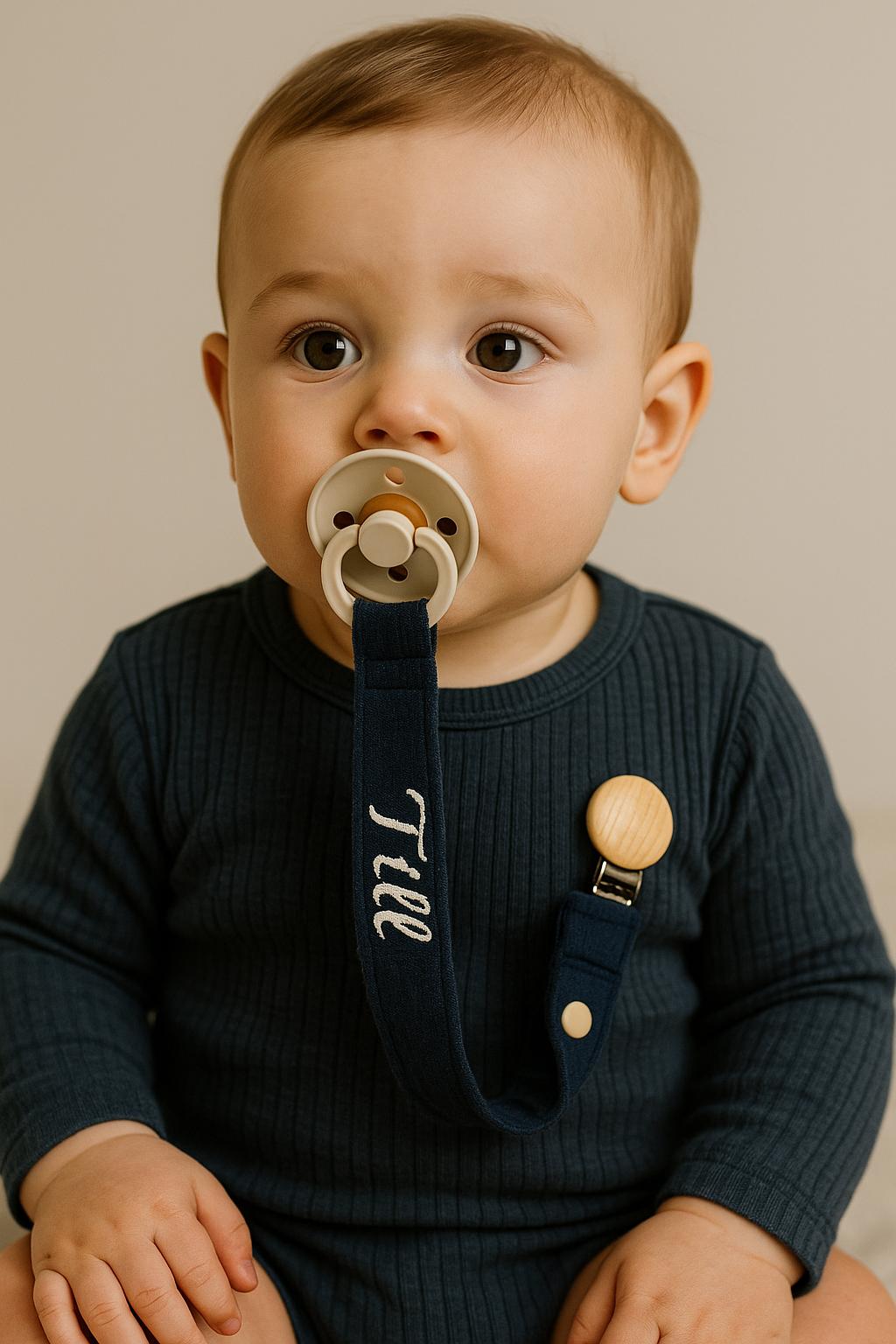 Musselin Schullerkette Mit Name Bestickt.personalisiertes Baby Geschenk-Halloween-Weihnachten, Geburstag.holzklips, Baby, Name-Schnullerband von Etsy - MZYShopDesign