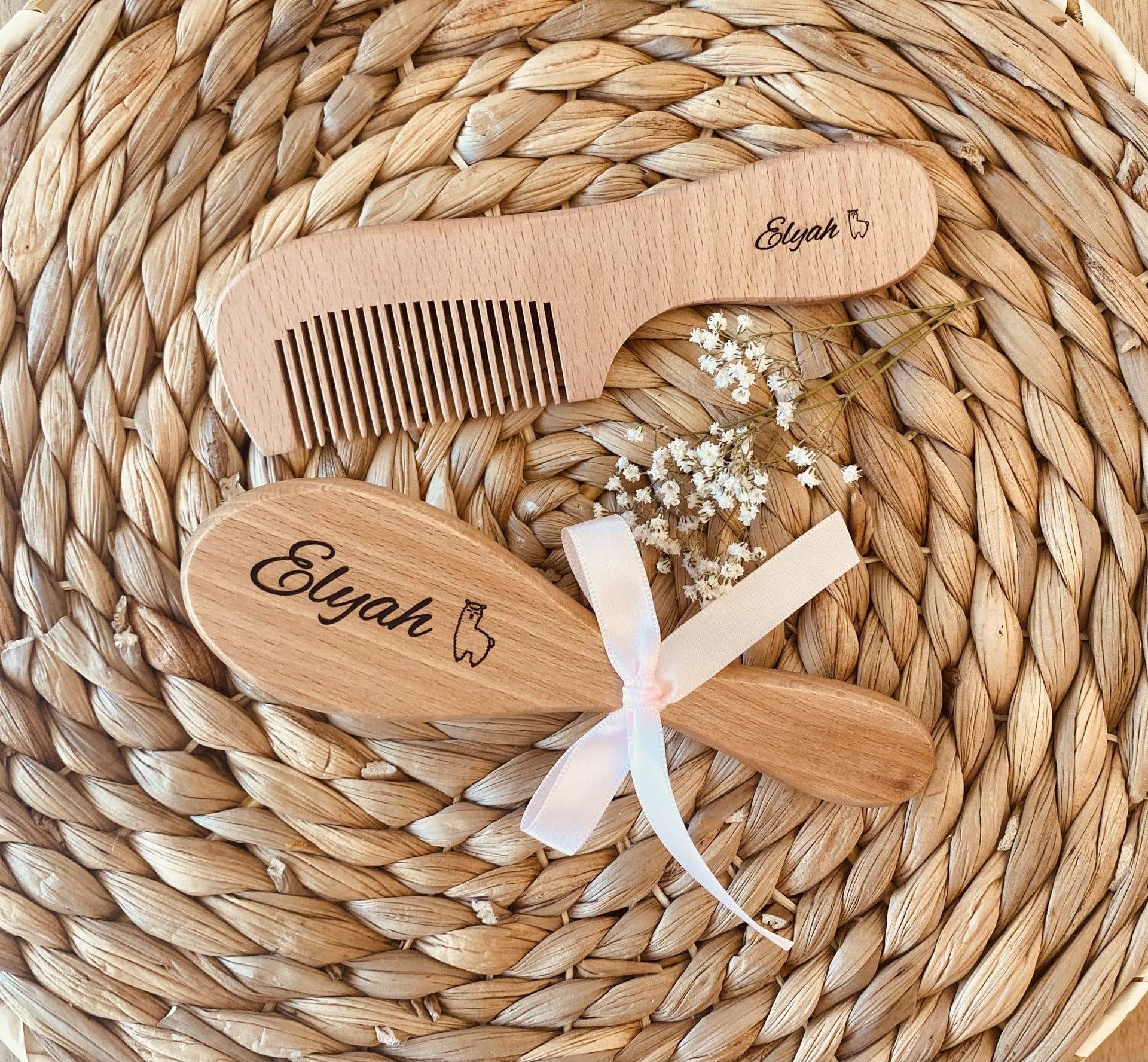 Mein Erstes Pinsel- Und Kamm-Duo - Personalisierte Babyhaarbürste Aus Holz Geburtsgeschenk Weiche Borstenbürste Taufgeschenk Weihnachtsgeschenk Mein Erstes Pinsel- Und Kamm-Duo - Personalisierte Babyhaarbürste Aus Holz Geburtsgeschenk Weiche Borstenbürste Taufgeschenk Weihnachtsgeschenk von Etsy - MaBabyBox