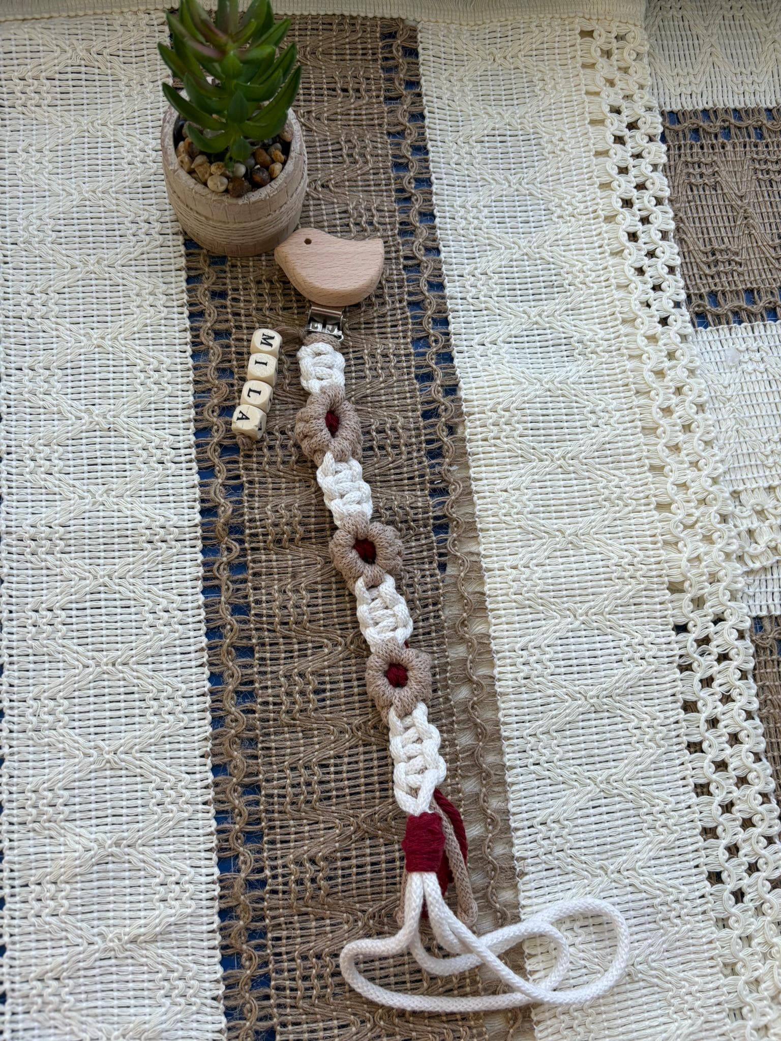 Personalized Macramé Pacifier Clip | Boho Baby Gift Handmade Soother Holder Neutral Floral Design Custom Name Accessory Personalized Macramé Pacifier Clip | Boho Baby Gift Handmade Soother Holder Neutral Floral Design Custom Name Accessory von Etsy - Macramaknots