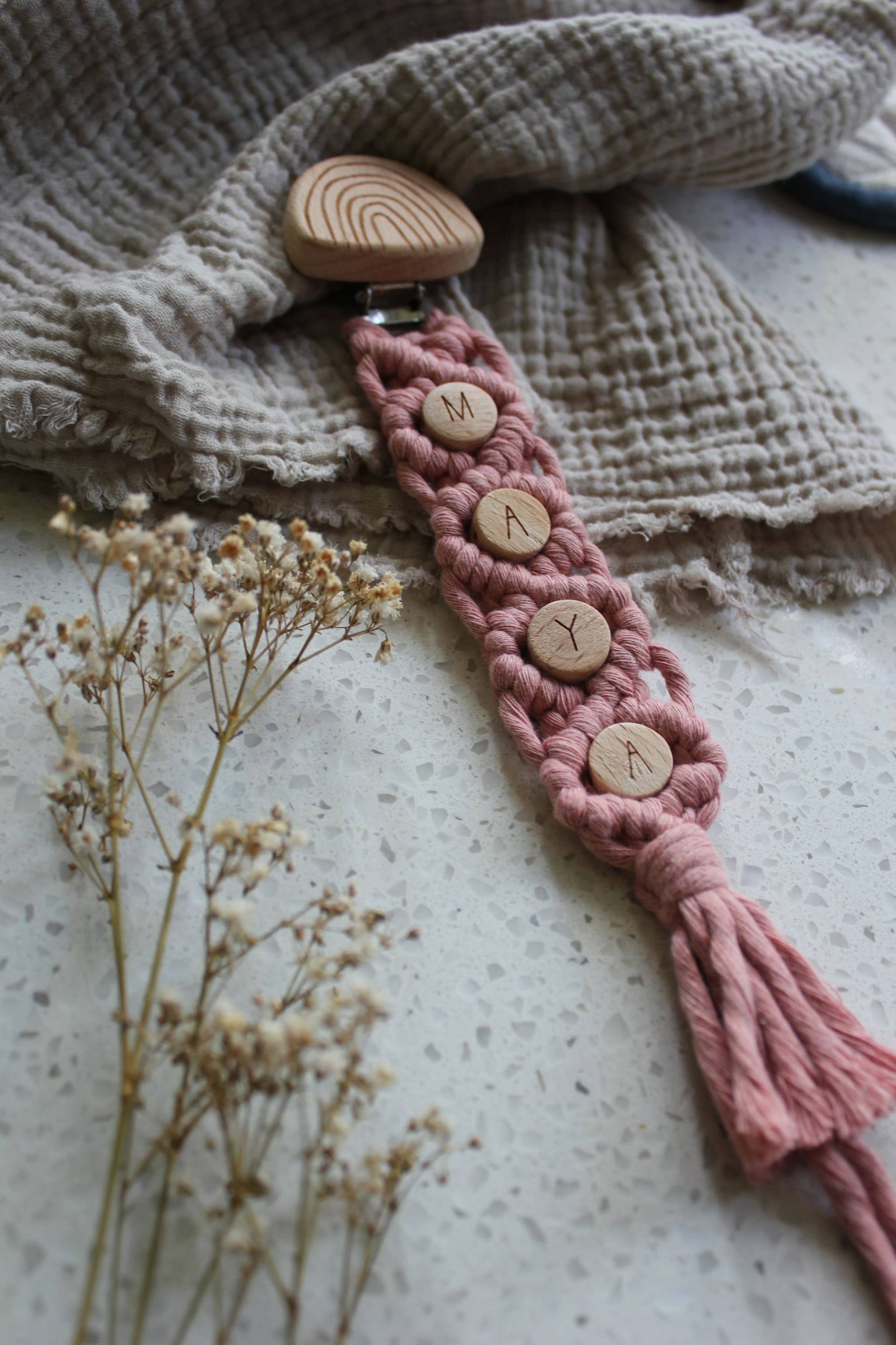 Makramee Schnullerkette Personalisiert | Handmade Holz & Natur| Personalisierte Geschenke Hello Baby Geschenk Zur Geburt von Etsy - Macrameeismore