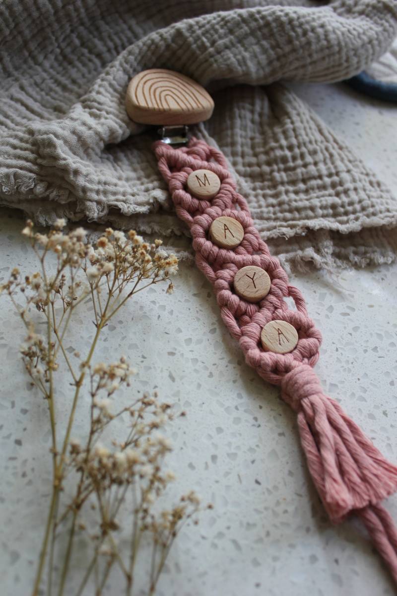 Makramee Schnullerkette Personalisiert | Handmade Holz & Natur| Personalisierte Geschenke Hello Baby Geschenk Zur Geburt von Etsy - Macrameeismore