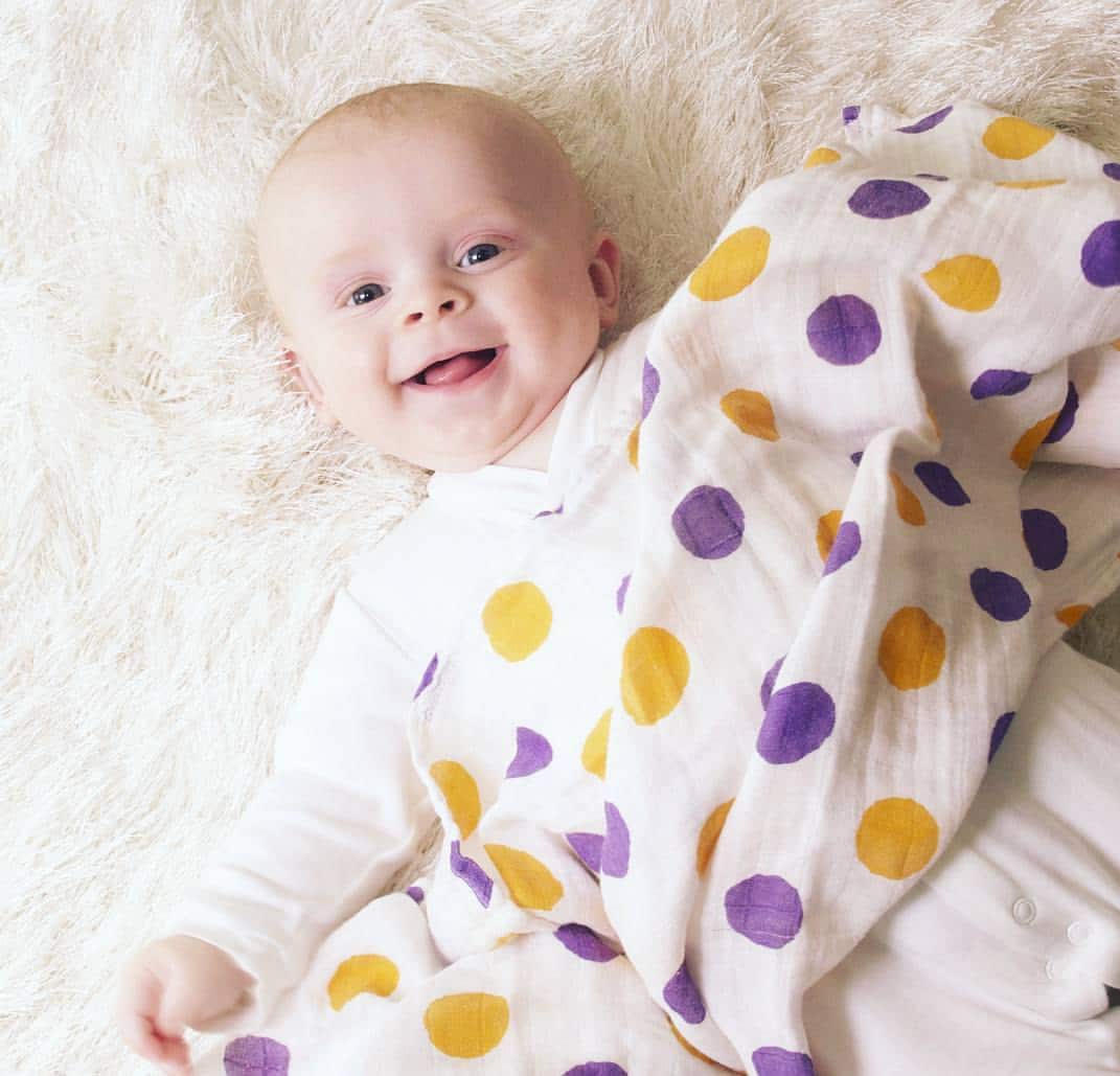 Bambus-Wickeldecke Mit Lila Und Goldenen Punkten Bambus-Wickeldecke Mit Lila Und Goldenen Punkten von Etsy - MadPacBabies