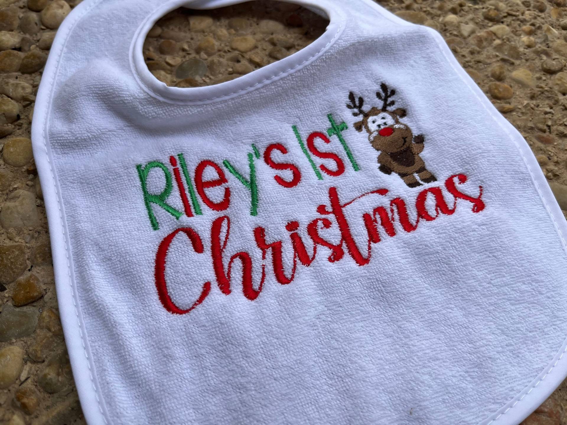 First Christmas Bibs - Bestickte Personalisierung von Etsy - MadabellaCouture