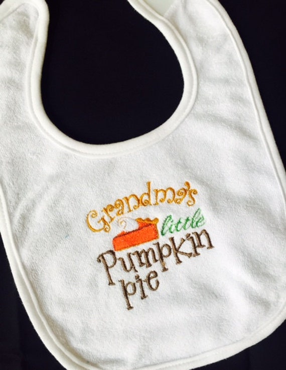 Omas Kleiner Kürbiskuchen Oder Süßer Als Gesticktes Thanksgiving-Baby-Lätzchen Omas Kleiner Kürbiskuchen Oder Süßer Als Gesticktes Thanksgiving-Baby-Lätzchen von Etsy - MadabellaCouture