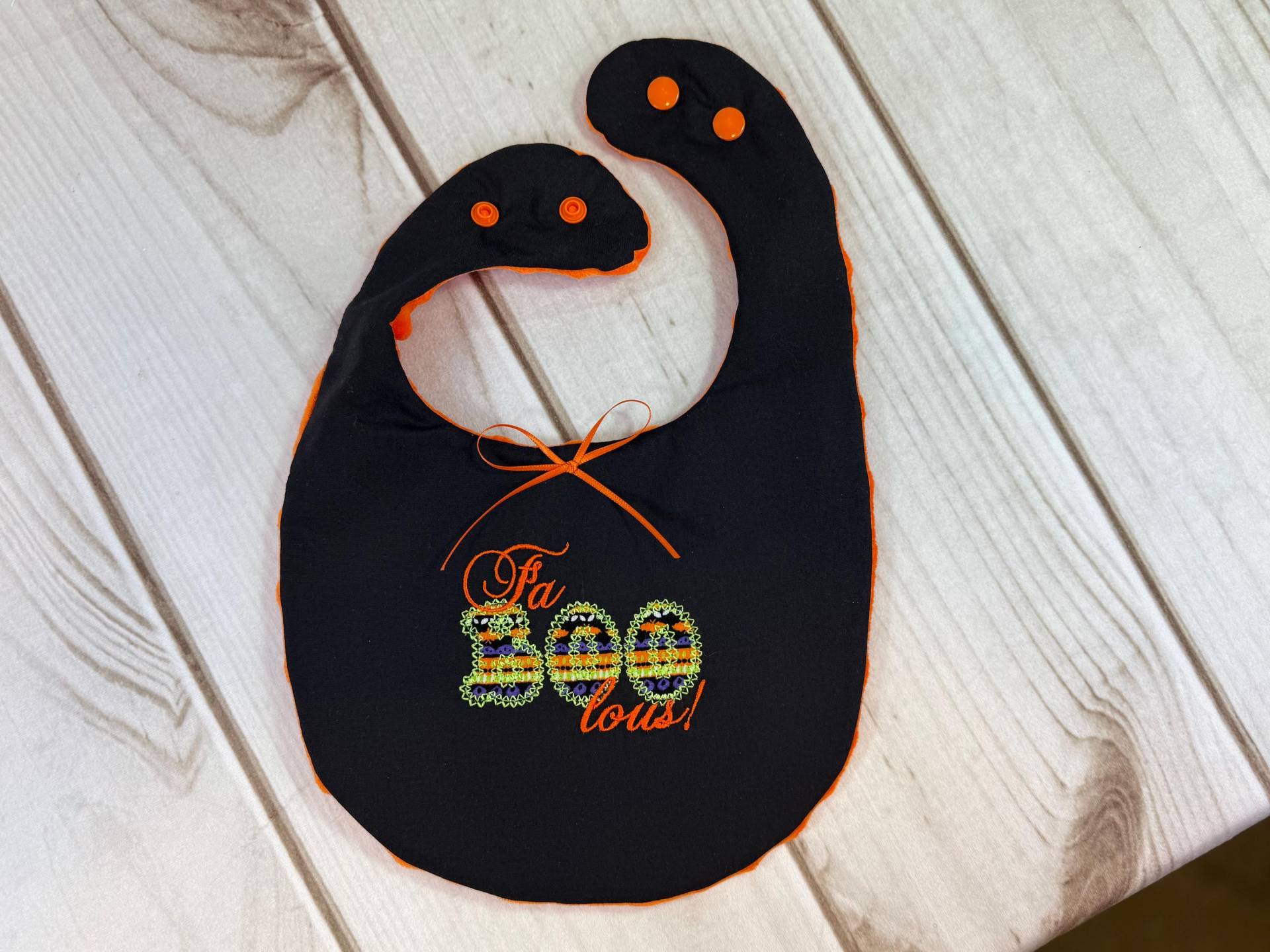 Halloween Baby Lätzchen. Besticktes Urlaub Baby-Accessoires. Mädchen-Baby-Lätzchen. Baby-Geschenke. Saisonale Babylätzchen. Herbst Lätzchen von Etsy - MaddieBsCreations