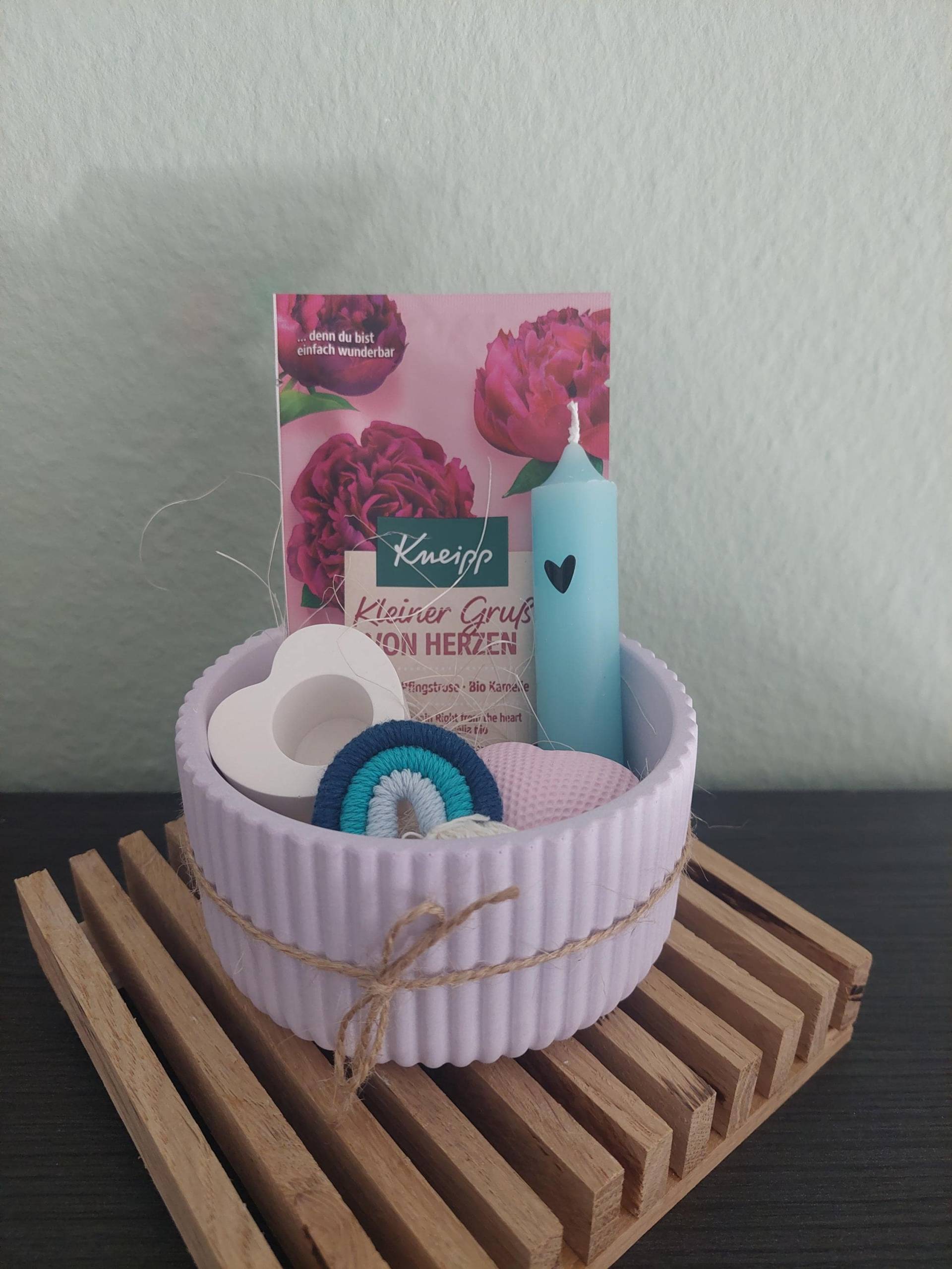 Liebevoll Gestaltetes Geschenkset Mit Kneipp Badezusatz Und Kerze Makramee-Regenbogen - Kleine Aufmerksamkeit Herz Mitbringsel Liebevoll Gestaltetes Geschenkset Mit Kneipp Badezusatz Und Kerze Makramee-Regenbogen - Kleine Aufmerksamkeit Herz Mitbringsel von Etsy - MadebyStephieDesigns