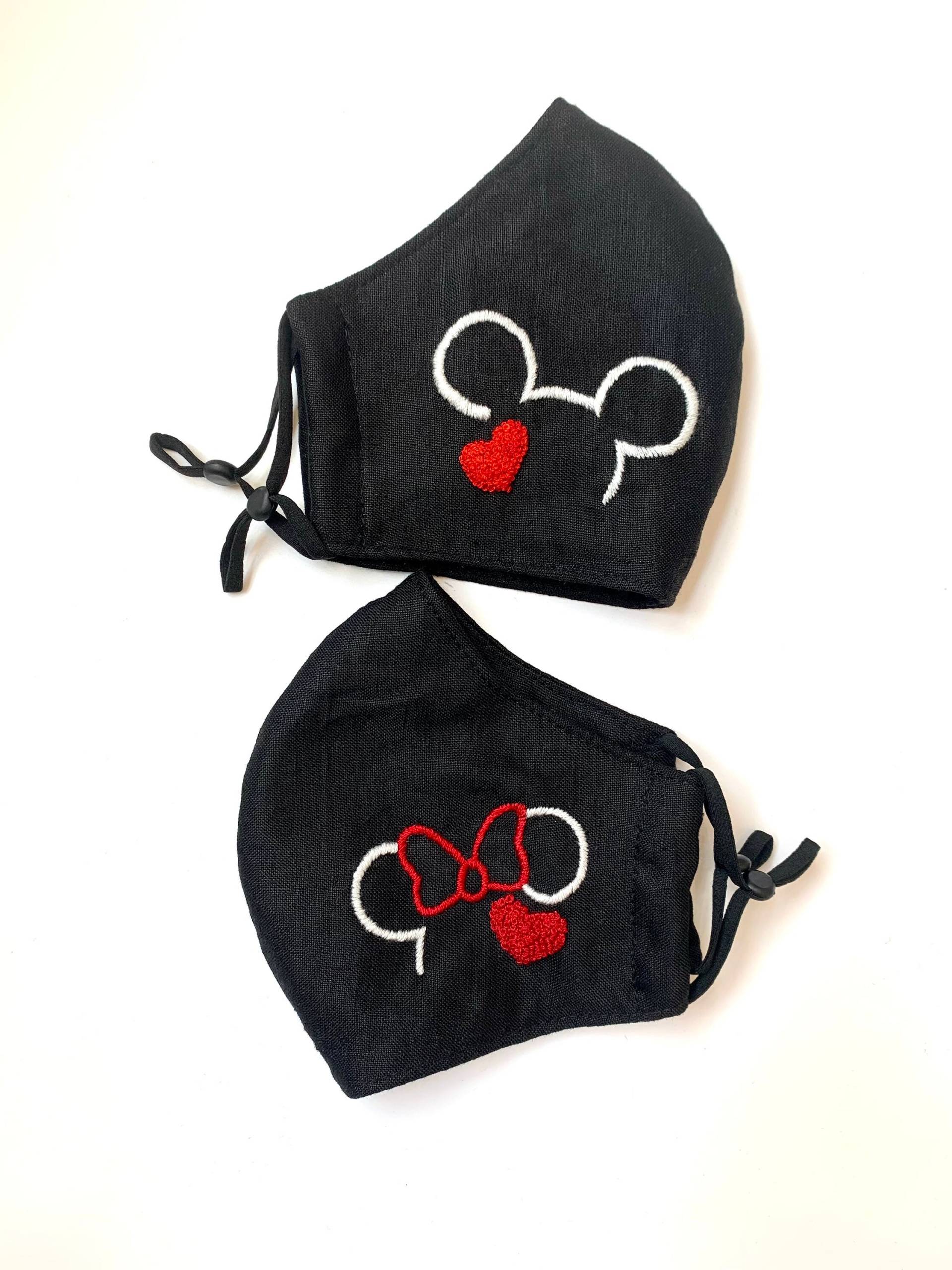 Set 2 Stk. Handgestickte Paar Maske, Verstellbare Loops Ohrmaske, Cartoon Waschbare Leinen Gesichtsmaske Set 2 Stk. Handgestickte Paar Maske, Verstellbare Loops Ohrmaske, Cartoon Waschbare Leinen Gesichtsmaske von Etsy - MadewithloveByCherry