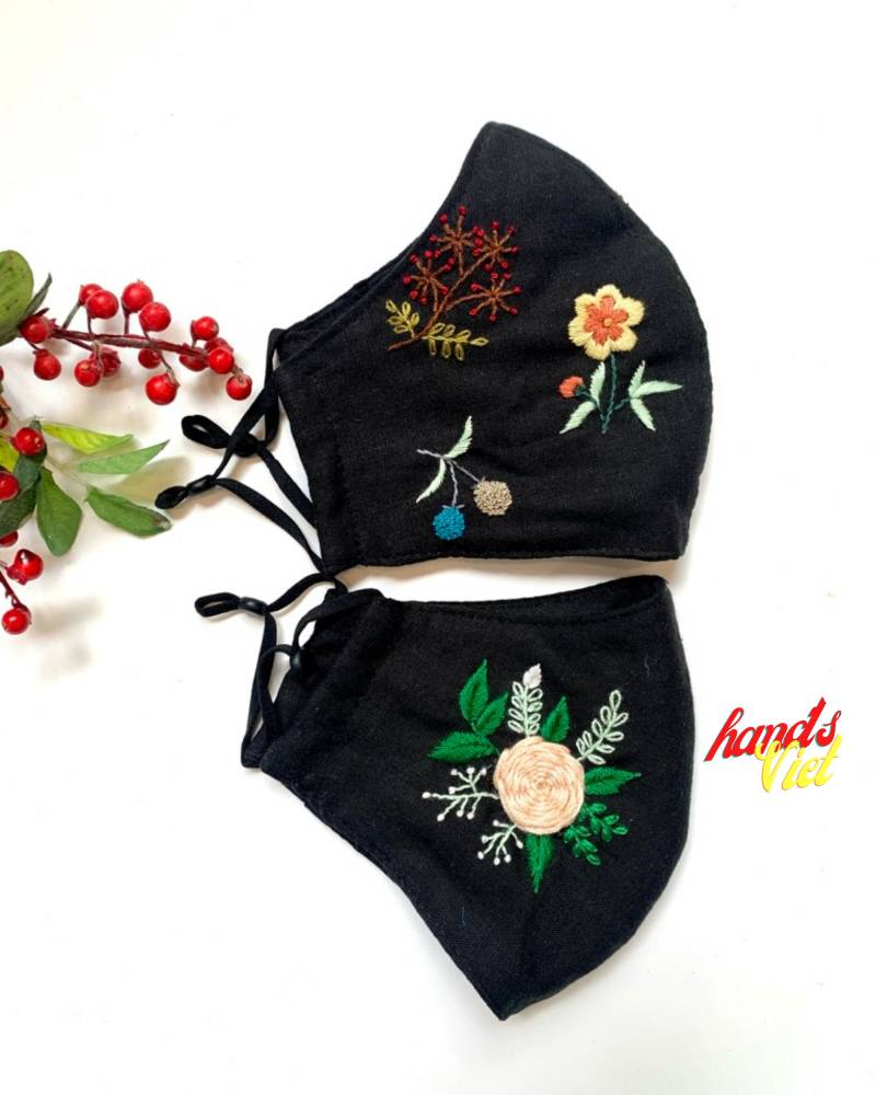 Set Von 2 Stück Handbestickte Blumen Gesichtsmaske Aus Leinen Mit Verstellbaren Schlaufen Ohr, Handgemachtes Geschenk Für Mama, Weihnachtsgeschenk von Etsy - MadewithloveByCherry