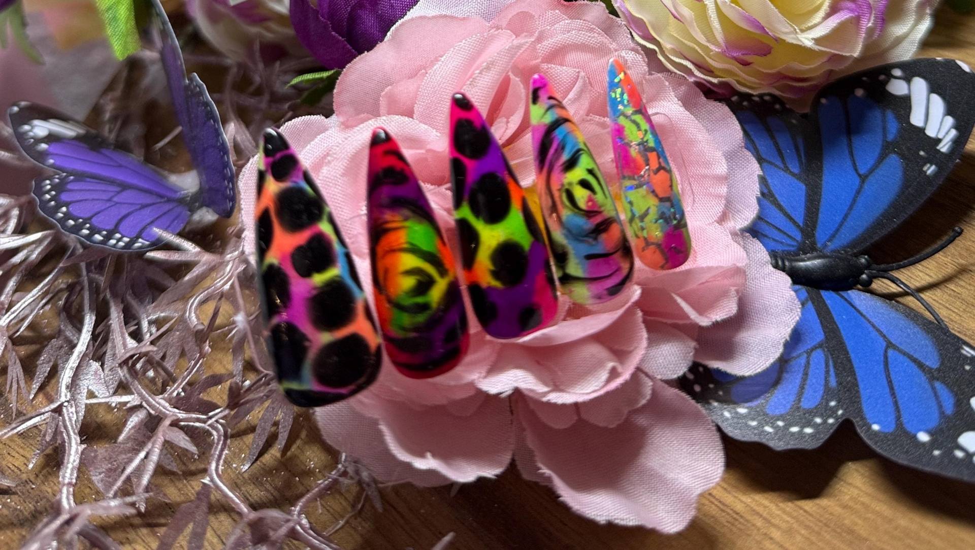 Neon Press-On Nails Set - Pink, Orange, Blau, Grün, Rot & Schwarz Wiederverwendbar | Handmade Sommer Festival Nägel von Etsy - MagicNailsChristina