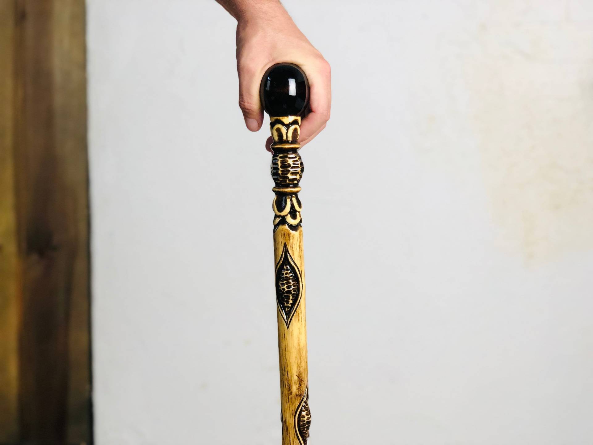 Holz Gehstock Schnitzen 90 cm, Kugel Gehstock, Schamanen Geschnitzter Oder Holz Gehstock Schnitzen 90 cm, Kugel Gehstock, Schamanen Geschnitzter Oder von Etsy - MagicUmbrellas