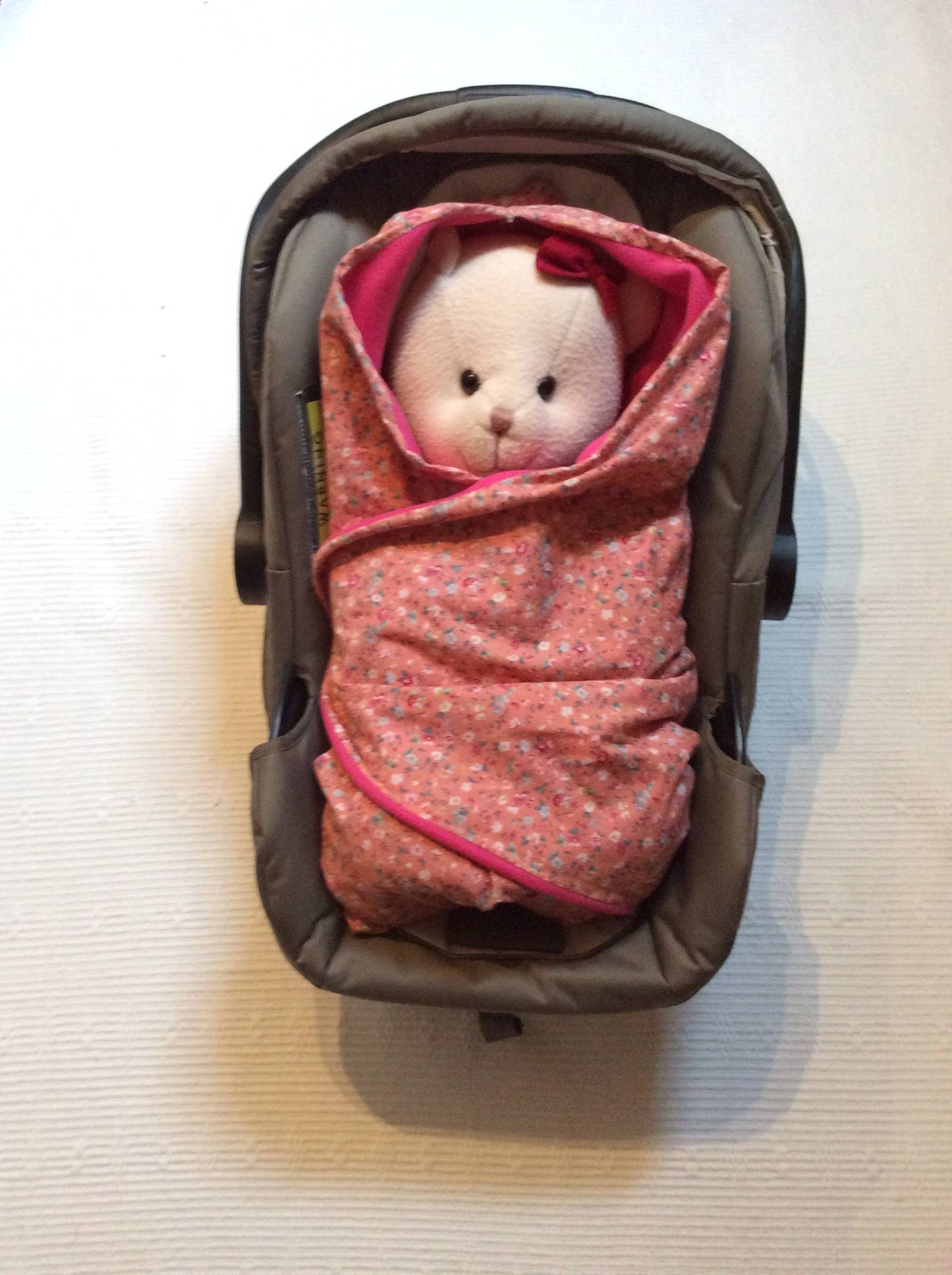 Handgemachte Autositz Decke, Rosa Geblümte Baumwolle, Gefüttert Mit Cerise Fleece Handgemachte Autositz Decke, Rosa Geblümte Baumwolle, Gefüttert Mit Cerise Fleece von Etsy - MagicgrandmaByMandy