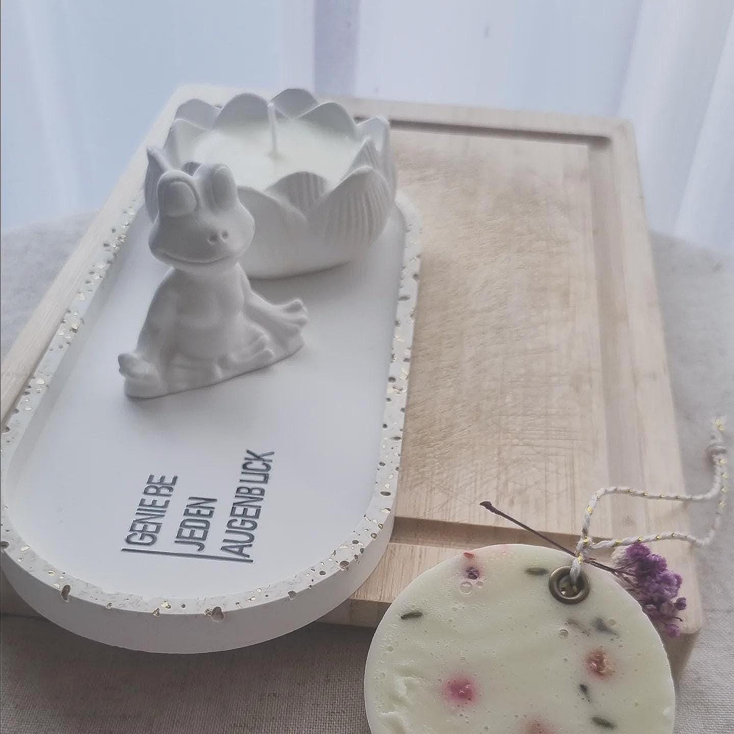 Geschenkset , , Glücksfrosch" - Deko Tablett Mit Spruch, Keramikkerze, Seife& Lavendelsäckchen- Geschenk Für Frauen, Freundin, Glücksbringer Geschenkset , , Glücksfrosch" - Deko Tablett Mit Spruch, Keramikkerze, Seife& Lavendelsäckchen- Geschenk Für Frauen, Freundin, Glücksbringer von Etsy - Magnoliabloomatelier
