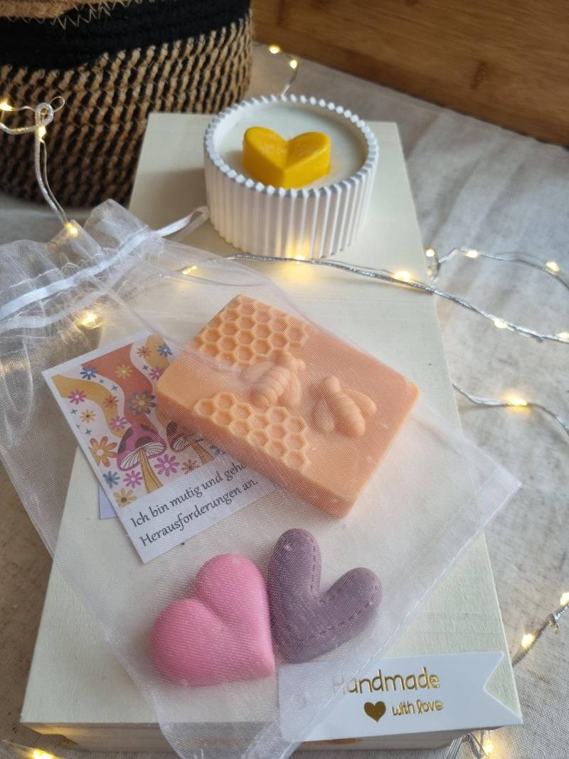 Wellness Geschenkset Aus Einer Handmade Kerze Mit Seifen von Etsy - Magnoliabloomatelier