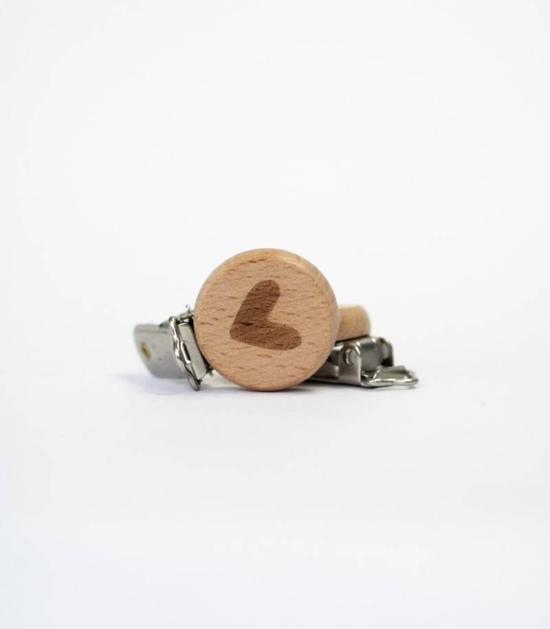 Schnullerclip "Herz Motiv" Aus Buchenholz Schnullerclip "Herz Motiv" Aus Buchenholz von Etsy - MahinaMakramee