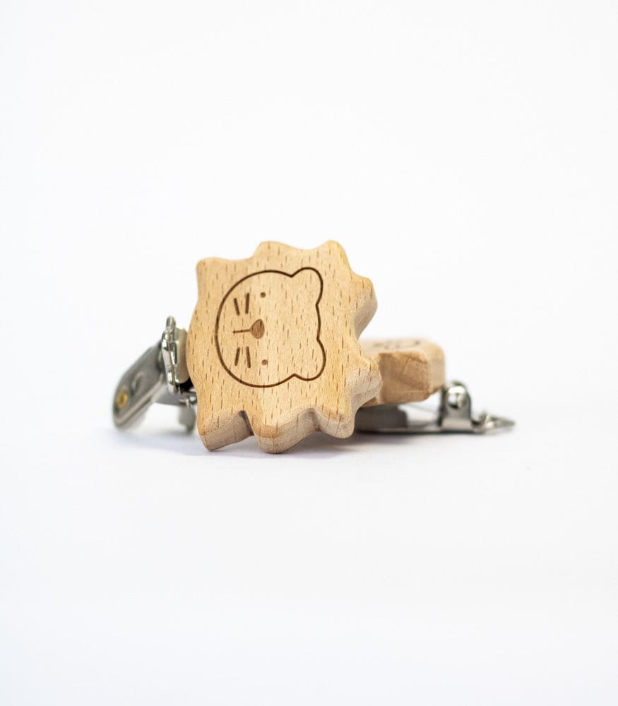 Schnullerclip "Löwe" Aus Buchenholz Schnullerclip "Löwe" Aus Buchenholz von Etsy - MahinaMakramee