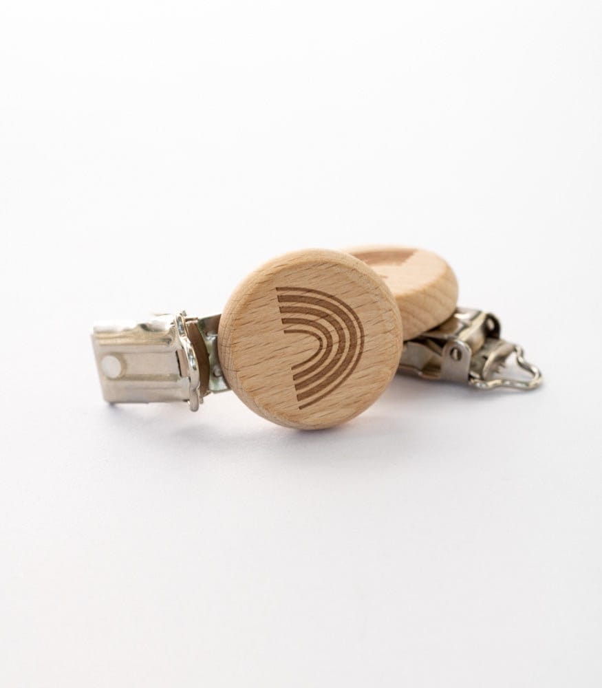 Schnullerclip "Regenbogen Motiv" Aus Buchenholz Schnullerclip "Regenbogen Motiv" Aus Buchenholz von Etsy - MahinaMakramee
