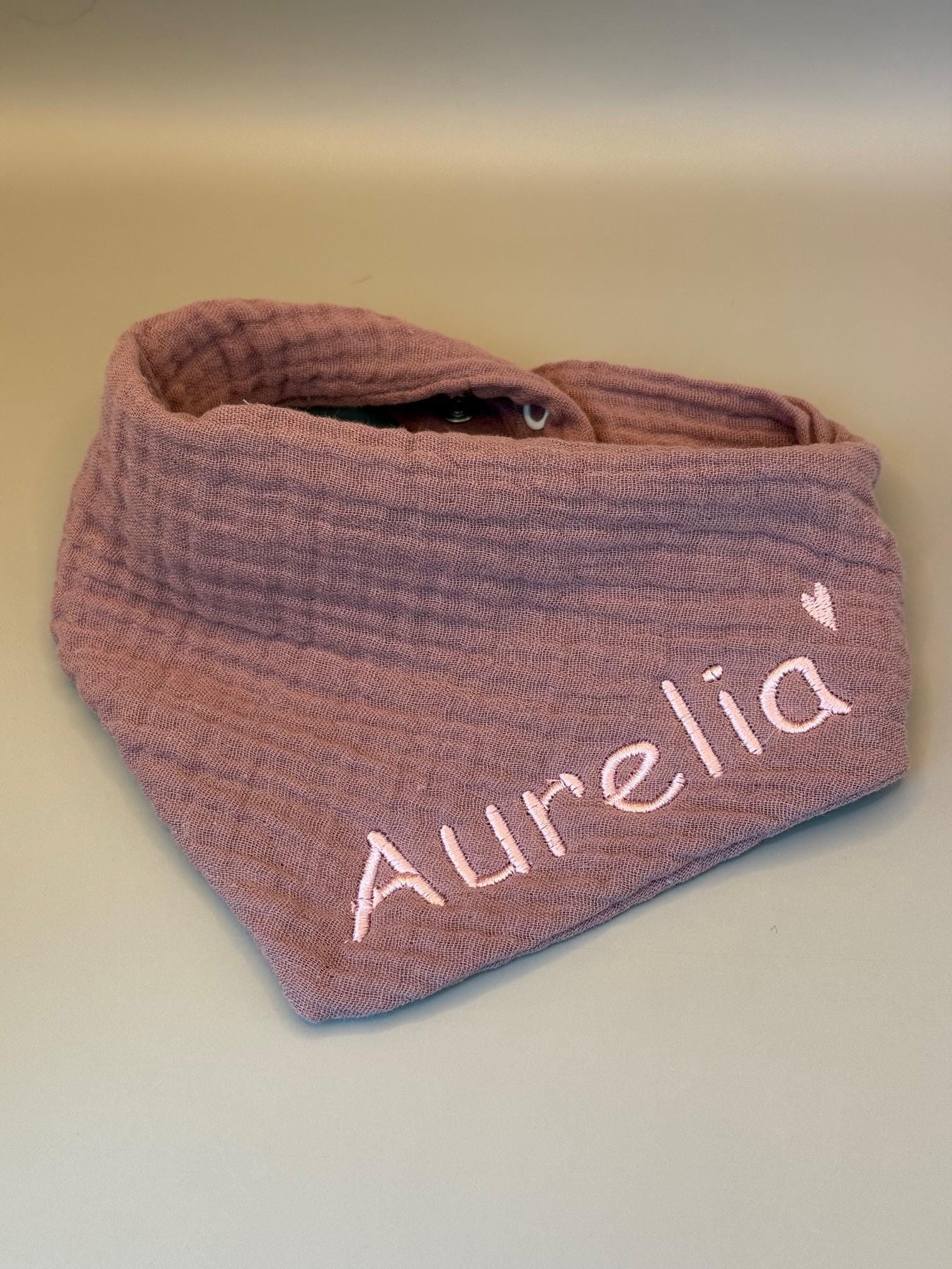 Musselin Babyhalstuch Aurelia 0-2 Jahre Mit Deinem Wunschnamen in Brombeere von Etsy - MaikeCreative