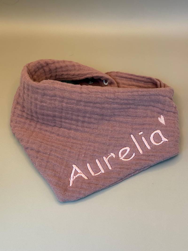 Musselin Babyhalstuch Aurelia 0-2 Jahre Mit Deinem Wunschnamen in Brombeere von Etsy - MaikeCreative