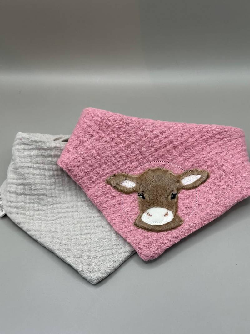 Musselin Babyhalstuch Doppelpack Kälbchen + Wunschname Stickmotiv 0-2 Jahre von Etsy - MaikeCreative
