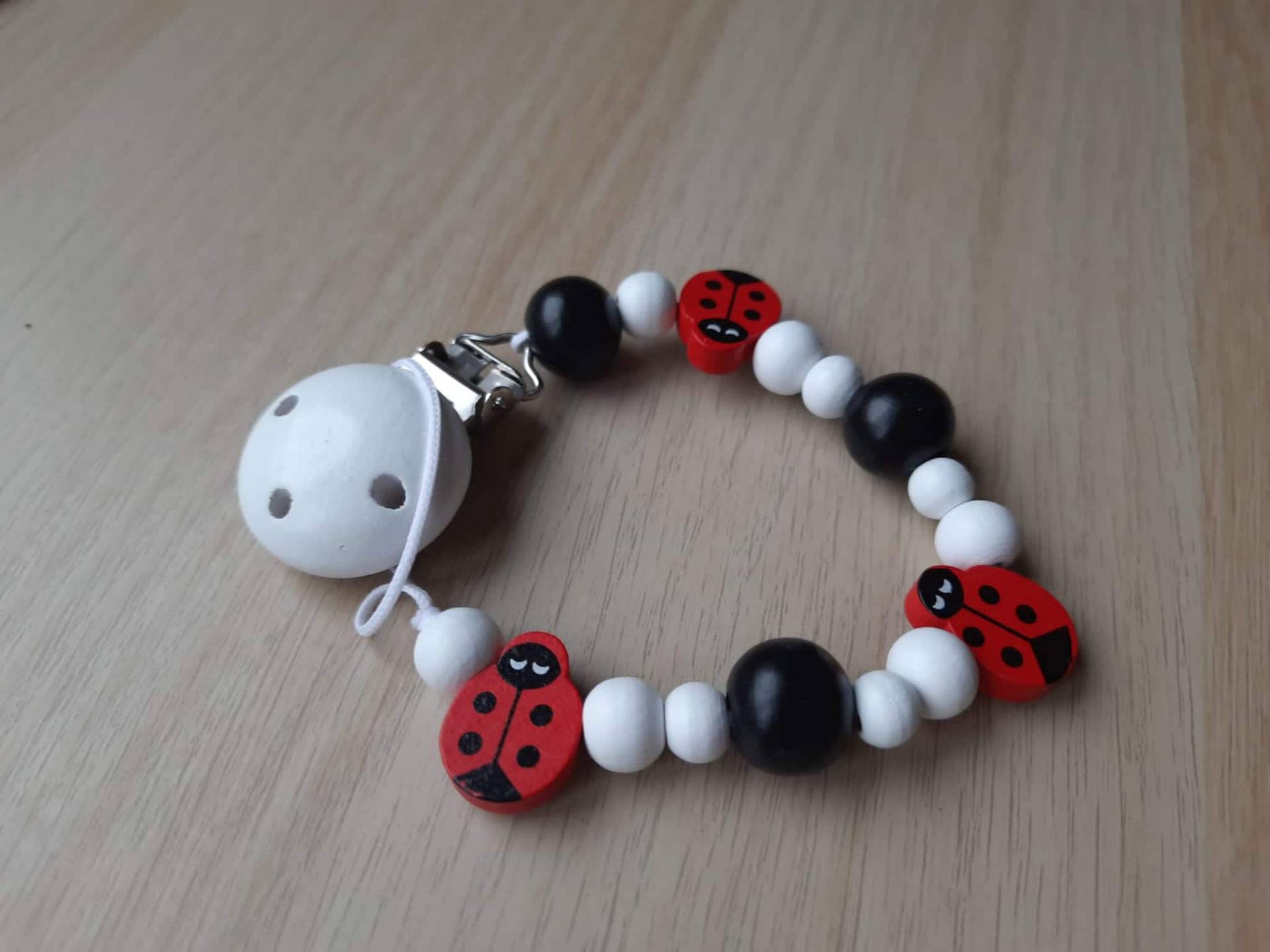 Schnullerkette Marienkäfer Schwarz/Rot/Weiß Als Geschenk Zur Taufe/Geburt Holzperlen Schnullerkette Marienkäfer Schwarz/Rot/Weiß Als Geschenk Zur Taufe/Geburt Holzperlen von Etsy - Maikeskreativlaedle