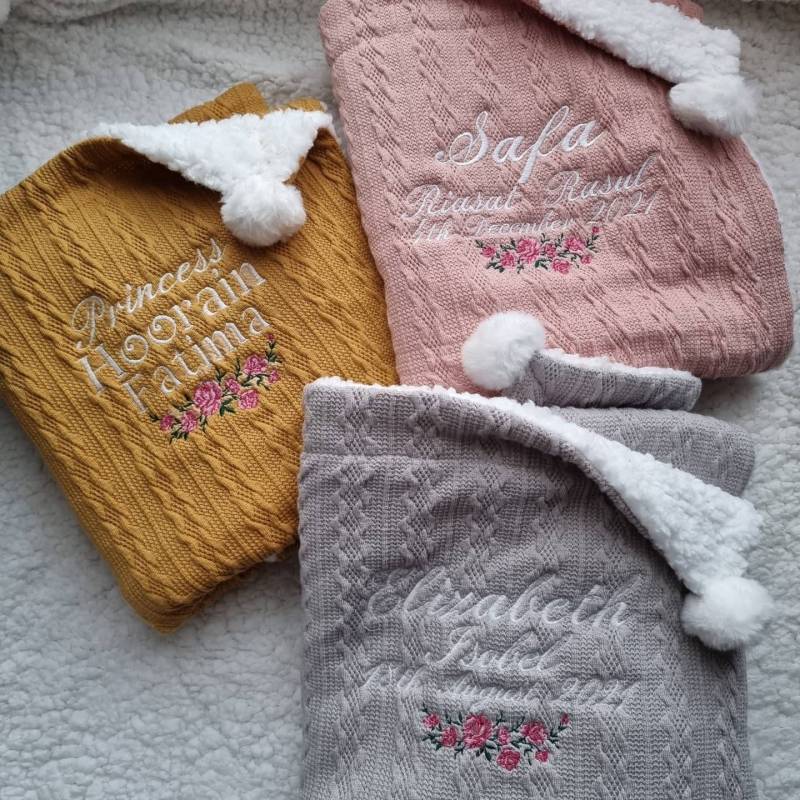Personalisierte Babydecke Mit Namen, Geburtsdatum Und Schönem Blumenmotiv. Pom Funktion Sherpa Fleece Rückseite. Weiches Zopfmuster von Etsy - MakeMeSew1