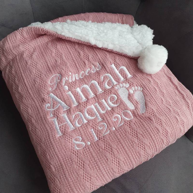 Personalisierte Zopfmuster Babydecke, Pom & Sherpa Fleece von Etsy - MakeMeSew1