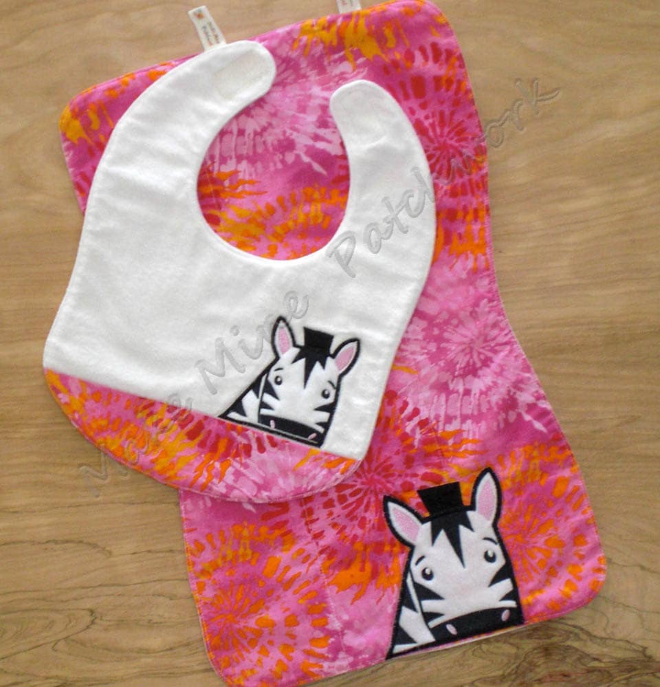 Baby Mädchen Lätzchen & Spucktuch Geschenk Set, Pink Baumwolle Tie Dye Print, Mit Applikation Zebra, Flanellrücken Und Frotteeeinlagen Baby Mädchen Lätzchen & Spucktuch Geschenk Set, Pink Baumwolle Tie Dye Print, Mit Applikation Zebra, Flanellrücken Und Frotteeeinlagen von Etsy - MakeMinePatchwork