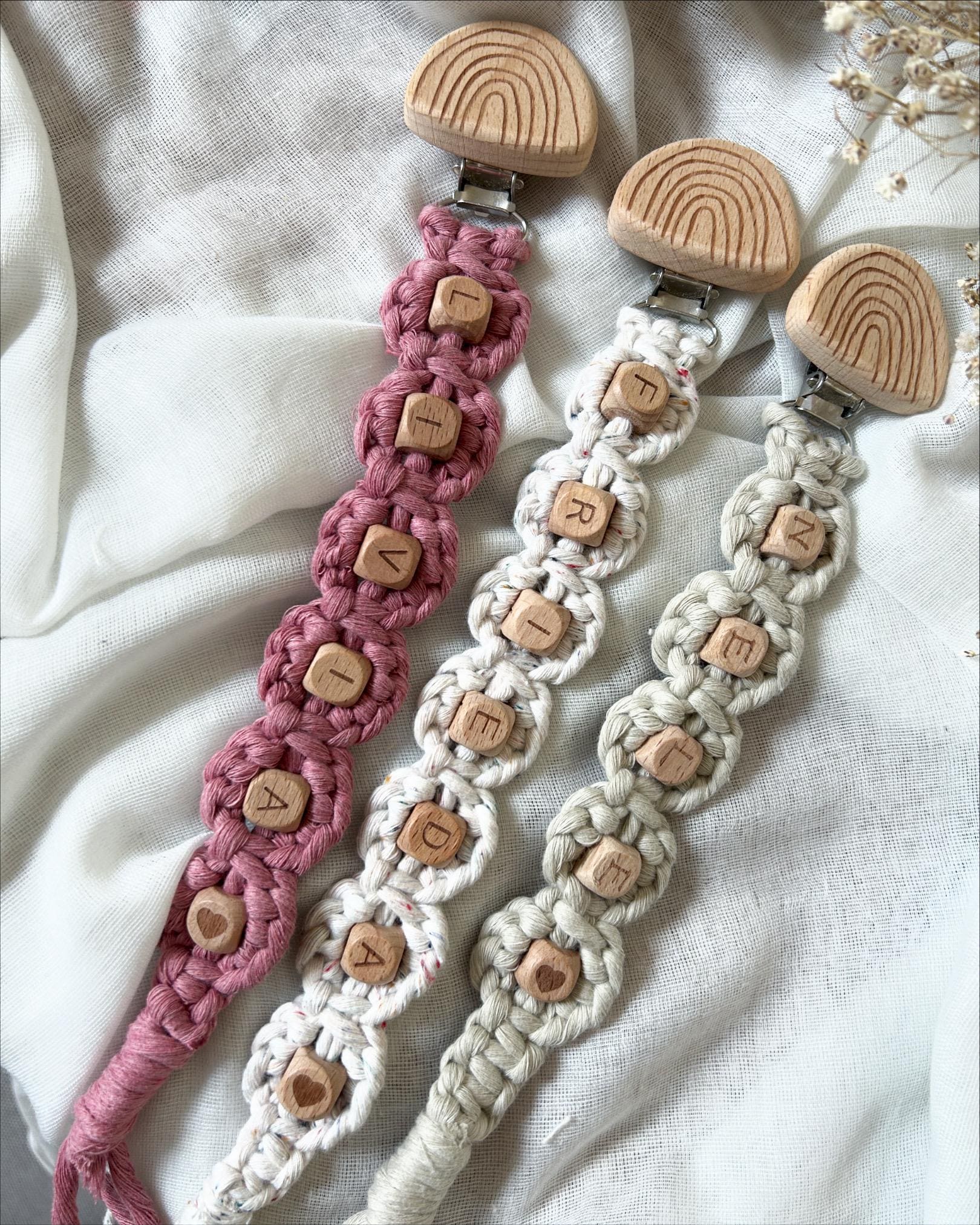 Schnullerkette Personalisiert Aus Makramee Schnullerkette Personalisiert Aus Makramee von Etsy - MakrameeAtelierDZ