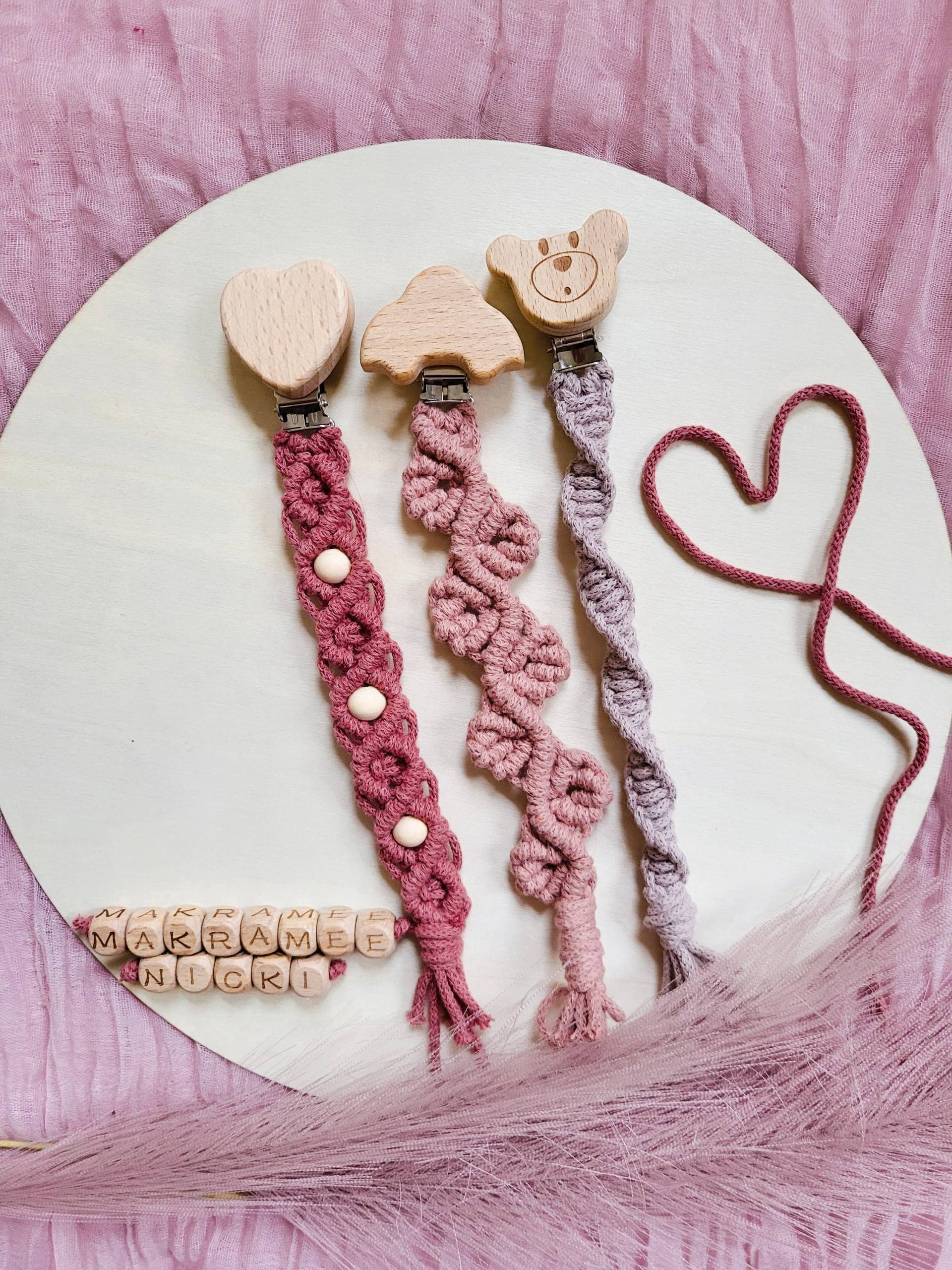 Makramee Schnullerkette, Baby Geschenk Makramee Schnullerkette, Baby Geschenk von Etsy - MakrameeNicki