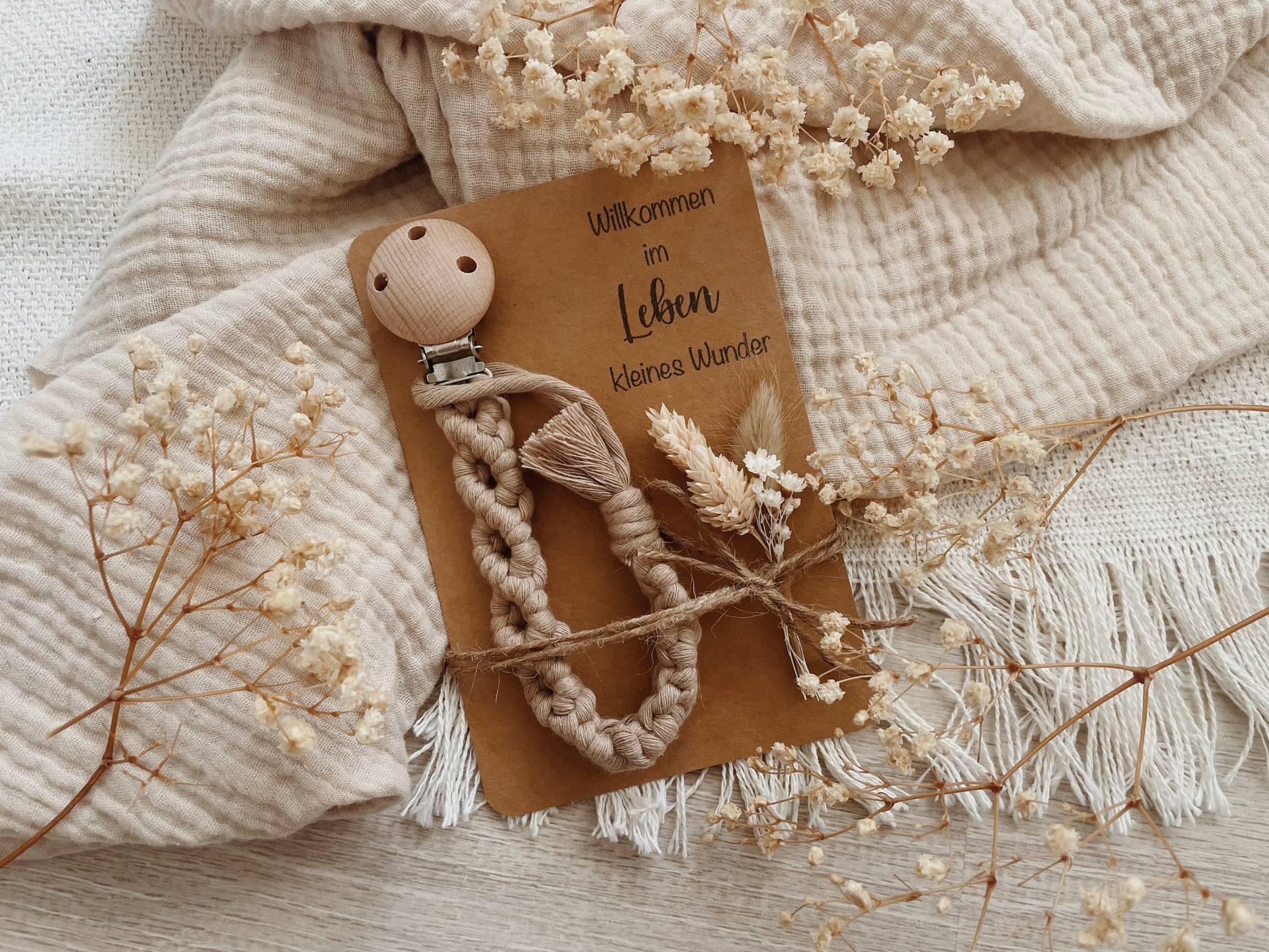 Geschenkkarte Mit Makramee Schnullerkette Und Mini Trockenblumenstrauß || Geschenkidee Babyparty Geschenk Zur Geburt Geschenkkarte Mit Makramee Schnullerkette Und Mini Trockenblumenstrauß || Geschenkidee Babyparty Geschenk Zur Geburt von Etsy - Makrameearina