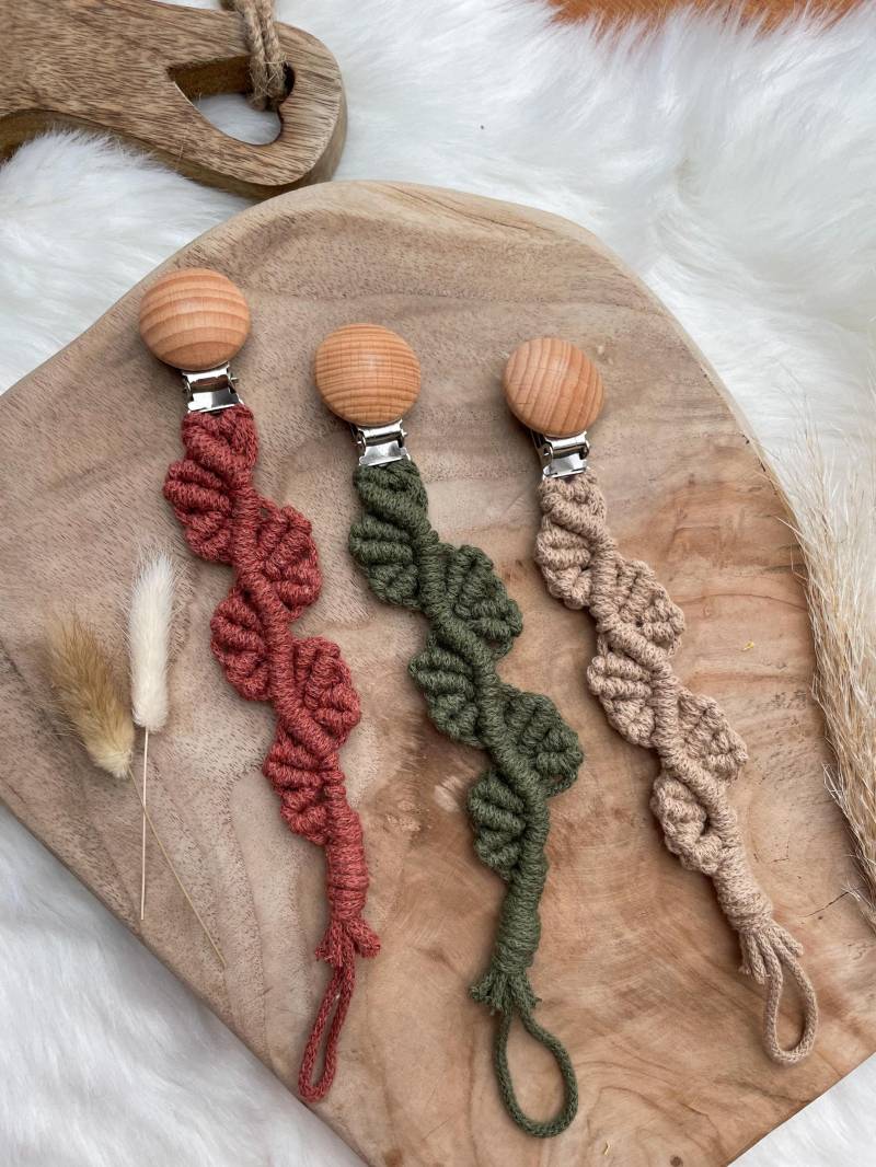 Schnullerkette Wavy Leaves, Markamee von Etsy - Makrameeknoetchen