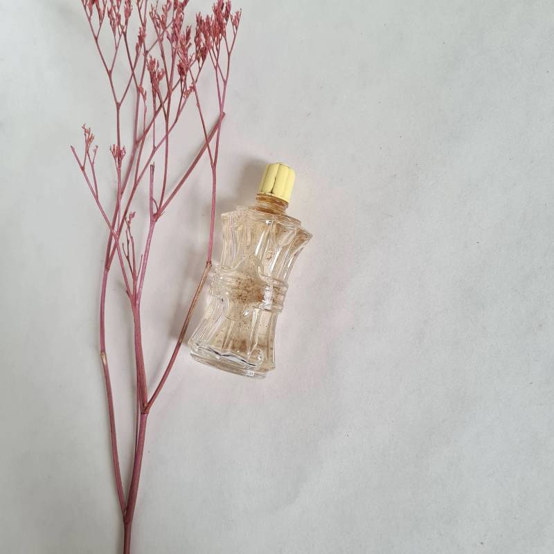 Vintage Parfümflasche Eau De Toilette Altes Glas Roja Gelbe Kappe Kunststoff Kosmetik Schönheit Parfümerie Badezimmerkollektion von Etsy - MamieBrocante
