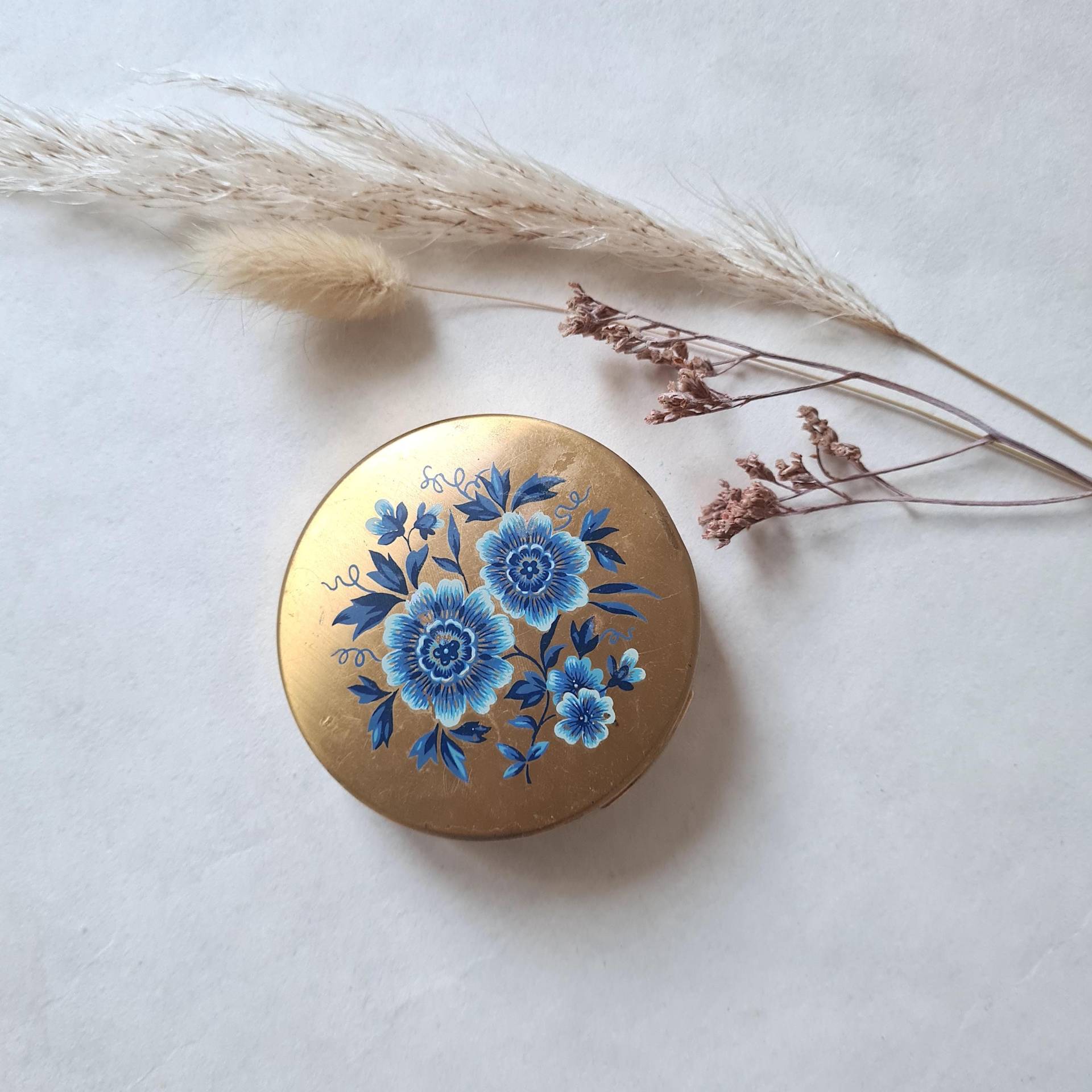 Vintage Schminkpuder Kompakt/Golden Rund/Blaues Blumenmuster/Alte Sammlung/Kompakter Gesichtspuder/Innenspiegel/Schwammquaste von Etsy - MamieBrocante