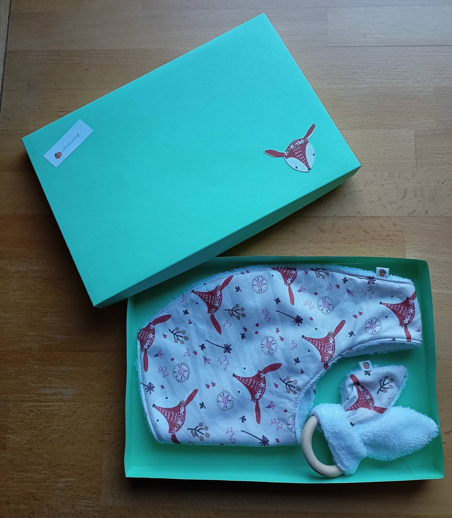 Beißring Geburtsset, Bandana-Lätzchen, Bambusschwamm, Oeko-Tex-Hirsch Mit Baumwolldruck, Personalisierbare Geschenkbox Beißring Geburtsset, Bandana-Lätzchen, Bambusschwamm, Oeko-Tex-Hirsch Mit Baumwolldruck, Personalisierbare Geschenkbox von Etsy - MandarineCraft