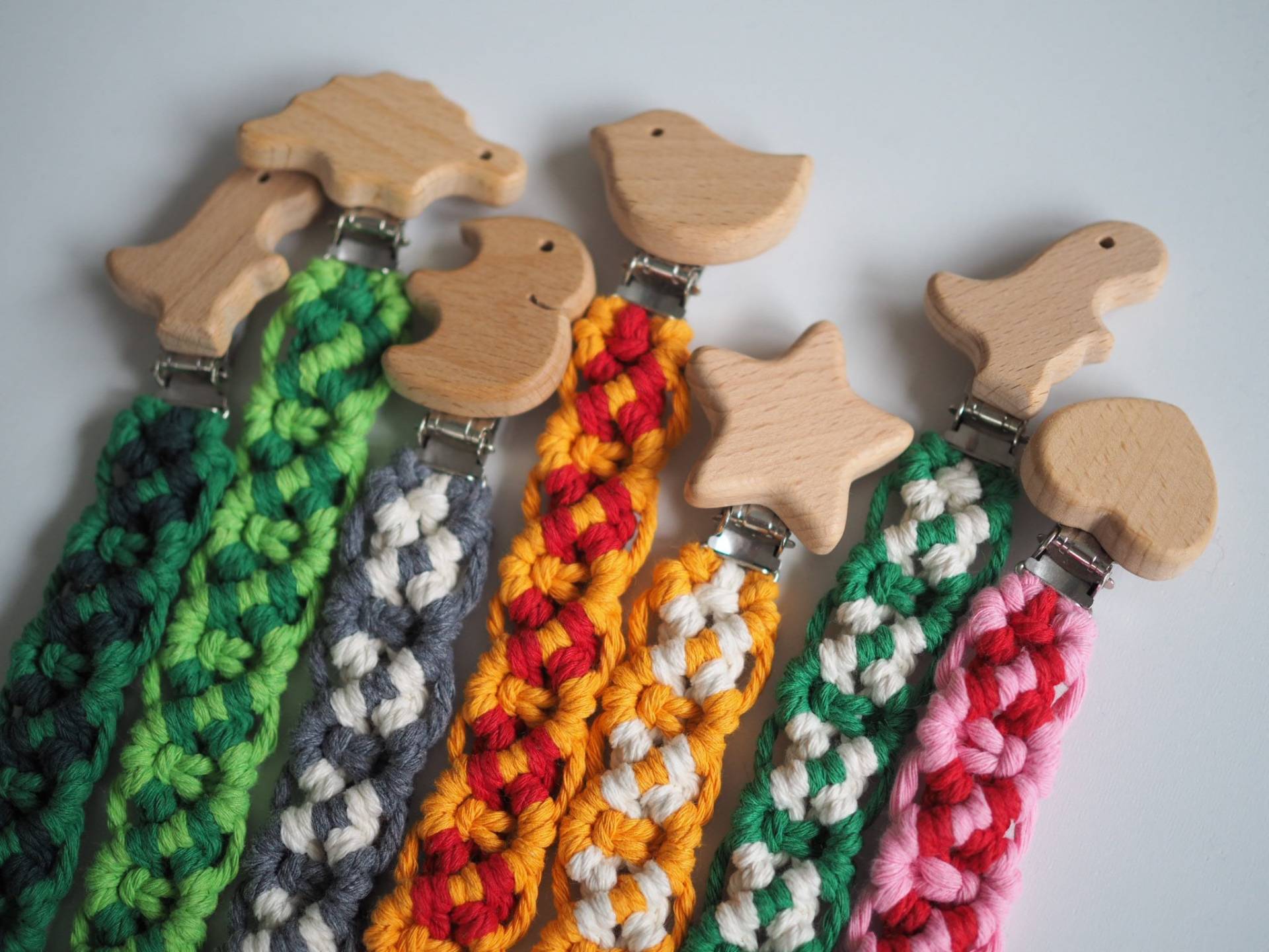 Personalisiert Personalisierte Schnullerkette Makramee | Pacifier Chain von Etsy - ManiDAmorebyAnna