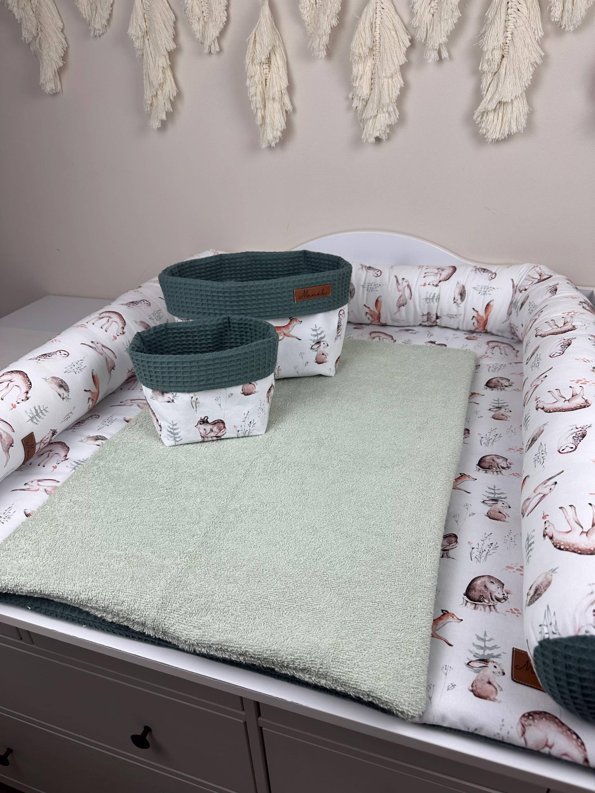 Set M Wickeltischauflage, Wickeltischumrandung in Verschiedenen Größen Und 2 Utensilo | Design - Waffelpiquestoff Babyzimmer von Etsy - Manokhandmade