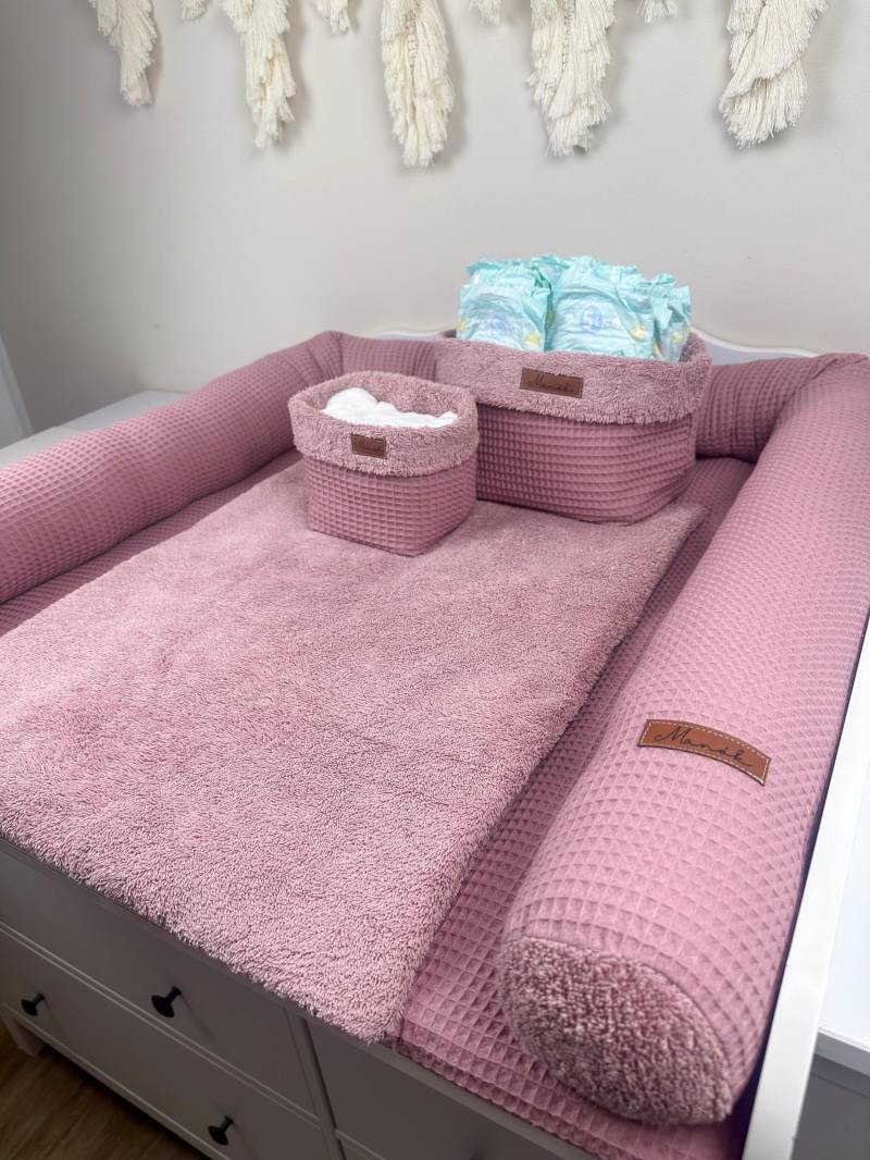 Set M Wickeltischauflage, Wickeltischumrandung in Verschiedenen Größen Und 2 Utensilo | Waffelpique - Frotteestoff Babyzimmer von Etsy - Manokhandmade