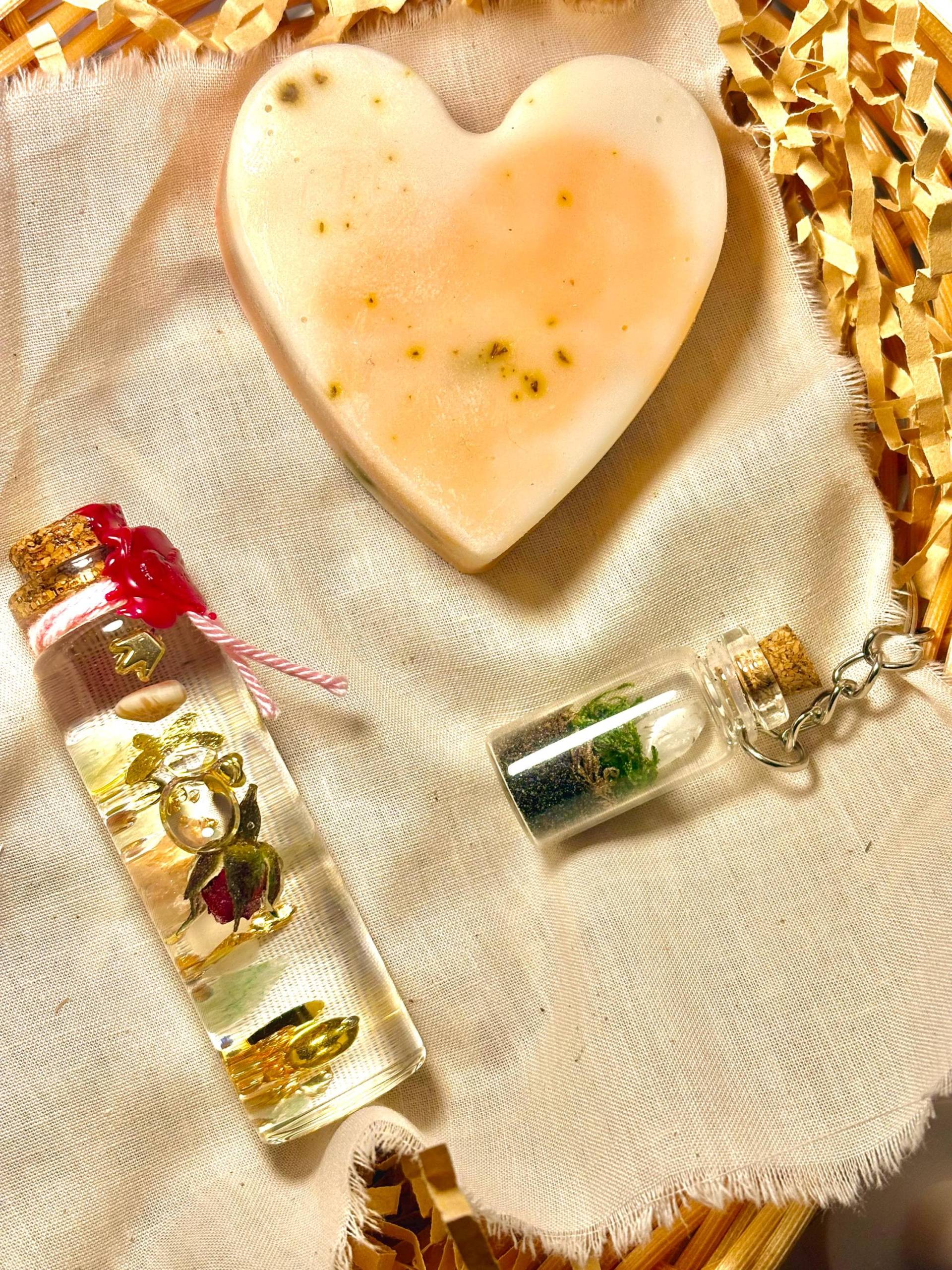 Verzauberte Prinzessin - Handgemachtes Geschenkset Mit Seife | Rose, Vanille Und Honig , Amulett Stein & Fläschchen, Personalisierbar Verzauberte Prinzessin - Handgemachtes Geschenkset Mit Seife | Rose, Vanille Und Honig , Amulett Stein & Fläschchen, Personalisierbar von Etsy - ManosConAlmaHandmade