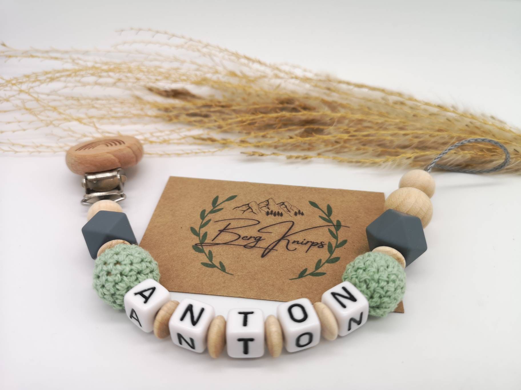 Schnullerkette Mit Namen Jungen Als Personalisiertes Babygeschenk Schnullerkette Mit Namen Jungen Als Personalisiertes Babygeschenk von Etsy - ManufakturBergKnirps