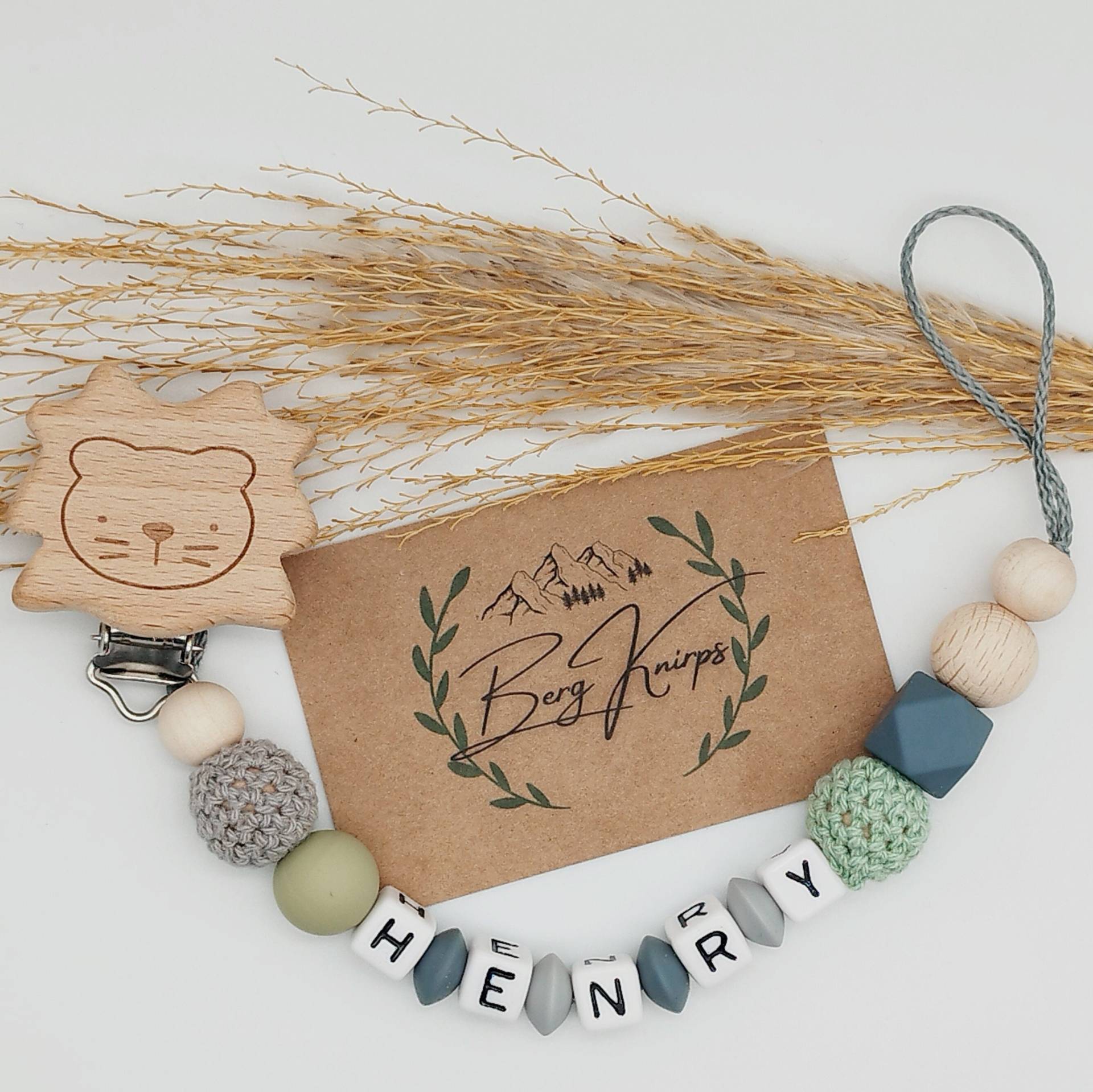 Schnullerkette Mit Namen Jungen in Mintgrün Lindgrün Grau Löwe Fuchs Elefant Regenbogen Schnullerkette Mit Namen Jungen in Mintgrün Lindgrün Grau Löwe Fuchs Elefant Regenbogen von Etsy - ManufakturBergKnirps