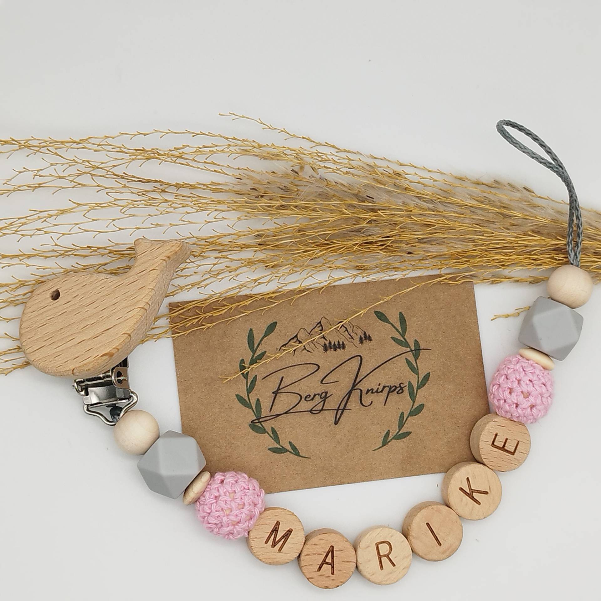 Schnullerkette Mit Namen Mädchen Als Babygeschenk Zur Geburt Personalisiert Schnullerkette Mit Namen Mädchen Als Babygeschenk Zur Geburt Personalisiert von Etsy - ManufakturBergKnirps