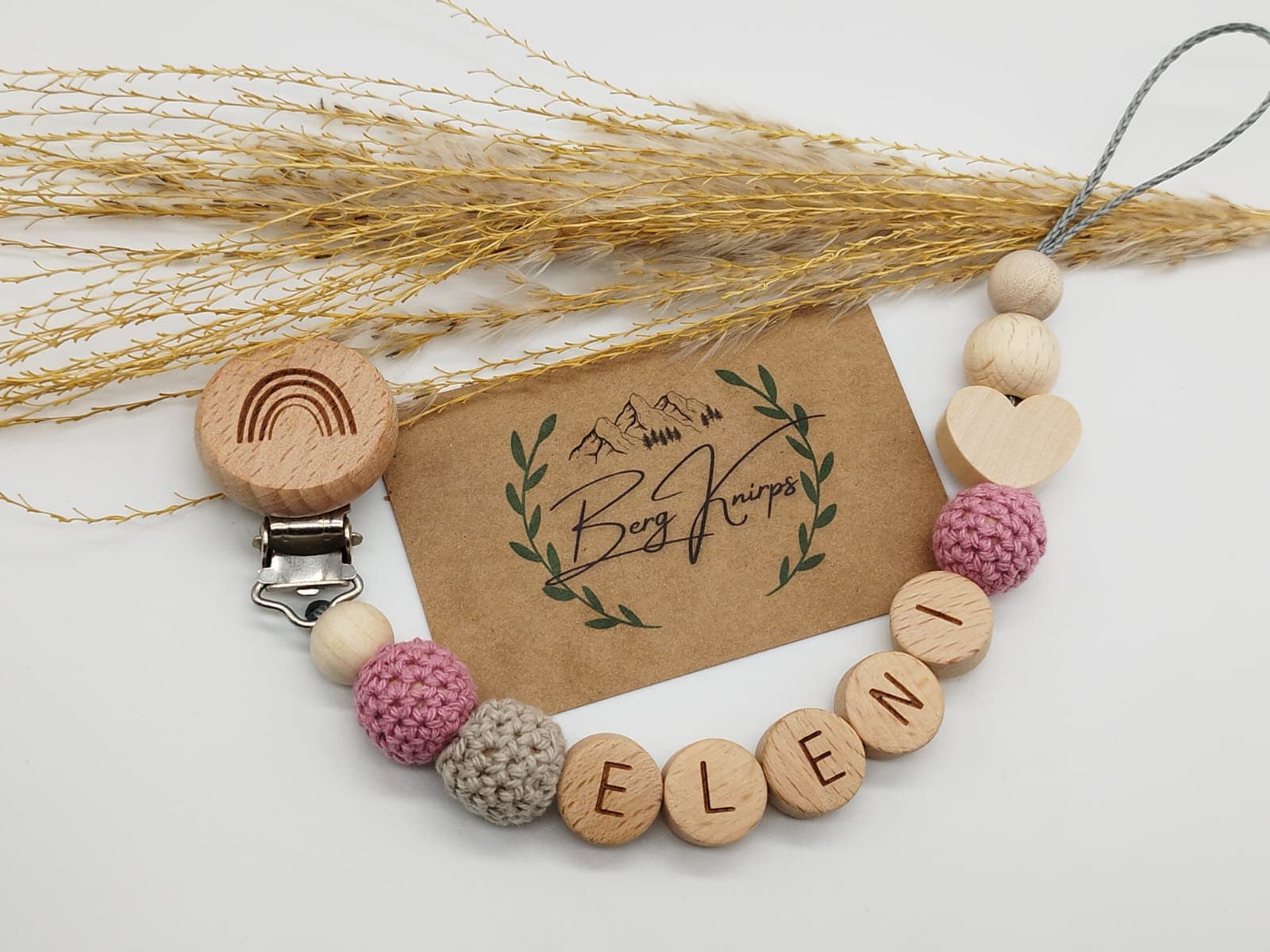 Schnullerkette Mit Namen Mädchen Als Personalisiertes Babygeschenk Zur Geburt Schnullerkette Mit Namen Mädchen Als Personalisiertes Babygeschenk Zur Geburt von Etsy - ManufakturBergKnirps