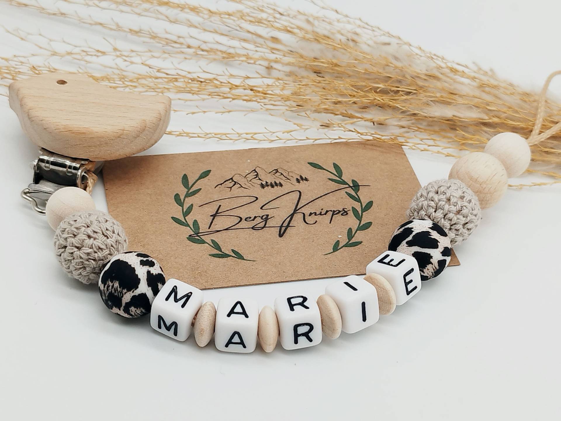 Schnullerkette Mit Namen Personalisiert Mädchen | Babygeschenk Zur Geburt Leoprint Schnullerkette Mit Namen Personalisiert Mädchen | Babygeschenk Zur Geburt Leoprint von Etsy - ManufakturBergKnirps