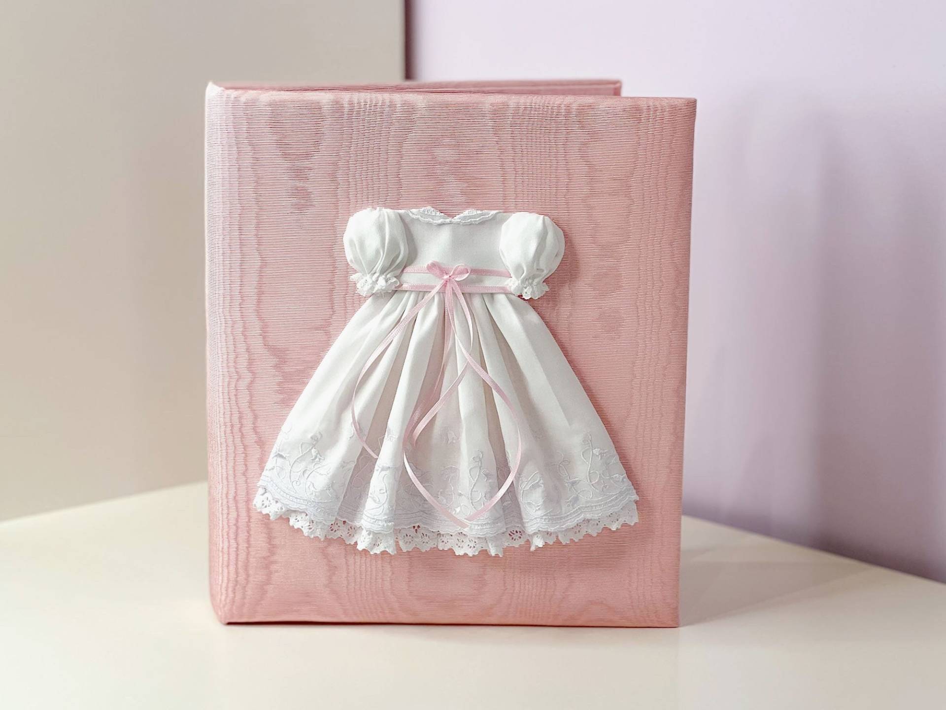 Personalisiertes Baby Erinnerungsbuch Moire Cover, Schweizer Batist Kleid von Etsy - MarcelaGifts