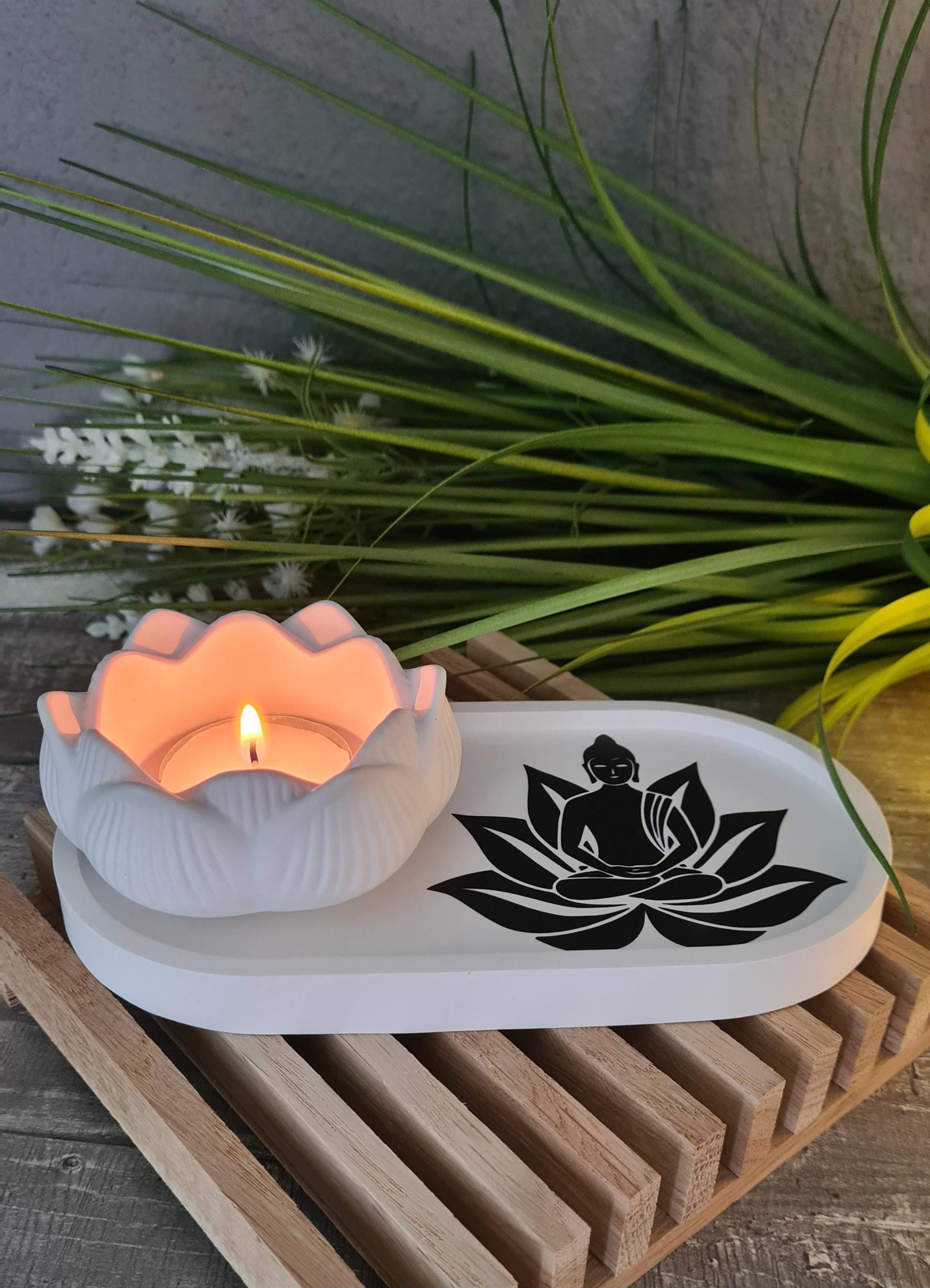 Yoga Geschenkset, Buddha, Teelichthalter "Lotusblüte", Deko Teller, Vinylfolie, Tablett, Raysin Dekoration von Etsy - MarengoBodensee