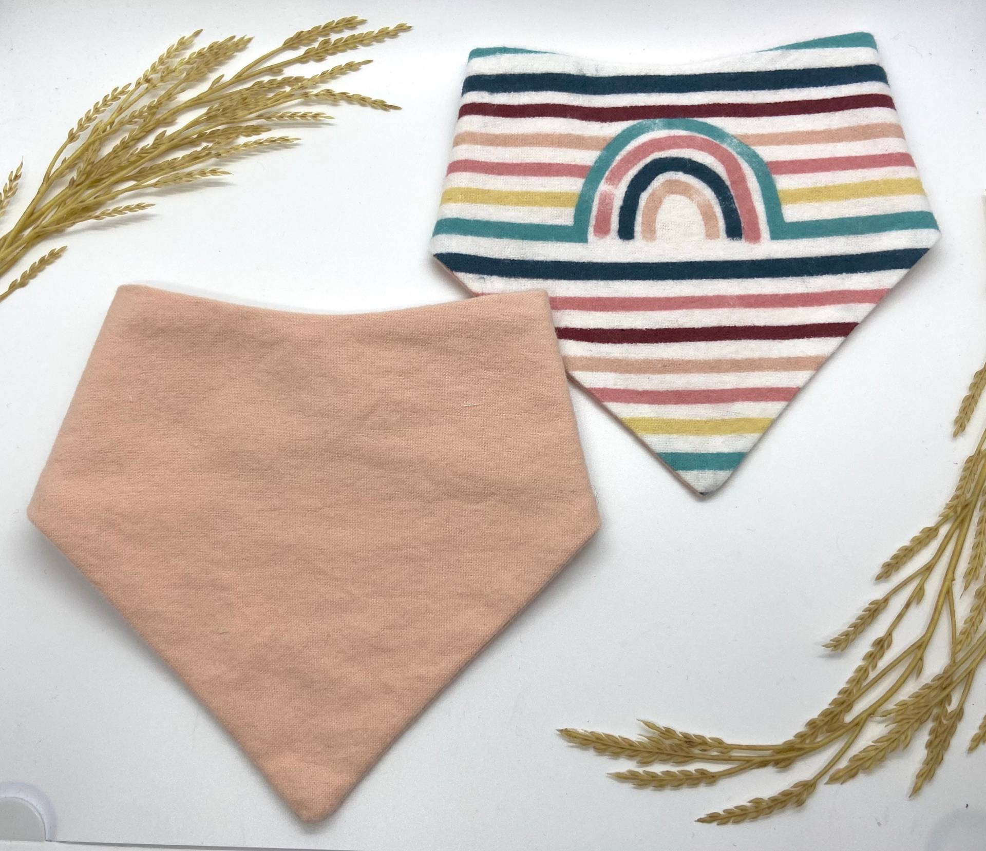 Regenbogen & Pfirsich Flanell Lätzchen Regenbogen & Pfirsich Flanell Lätzchen von Etsy - MariposaSewShop