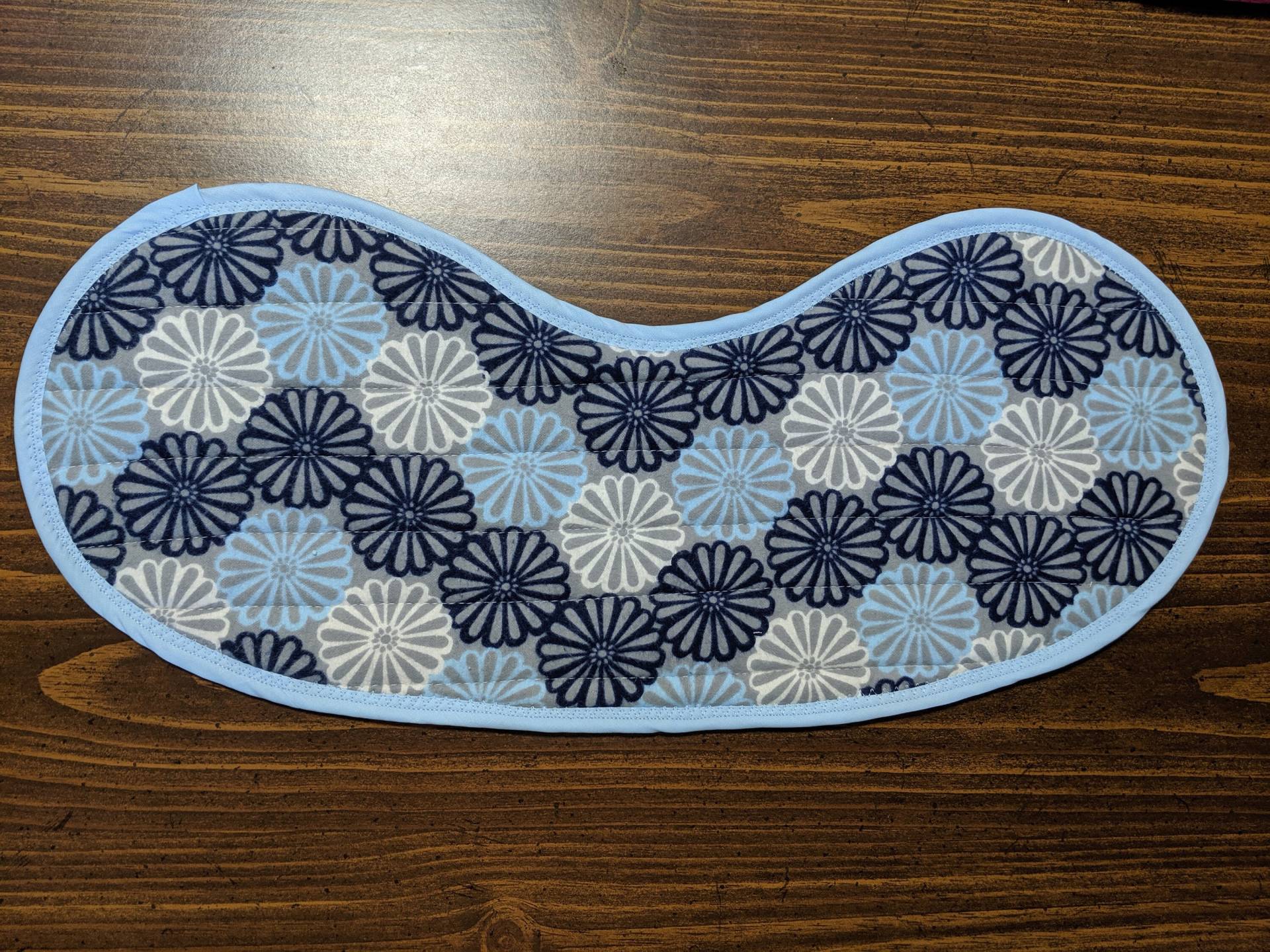 Gestepptes Babylätzchen Und Spucktuch in Einem - Blaue Gänseblümchen von Etsy - MaryMickStitchin