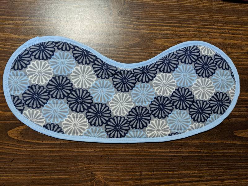 Gestepptes Babylätzchen Und Spucktuch in Einem - Blaue Gänseblümchen von Etsy - MaryMickStitchin