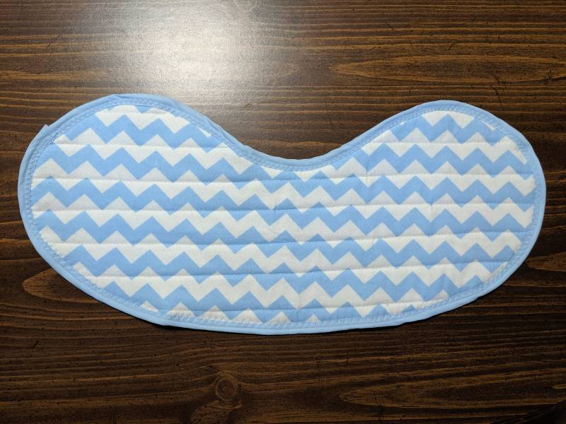 Gestepptes Babylätzchen Und Spucktuch in Einem - Blaues Weißes Chevron von Etsy - MaryMickStitchin